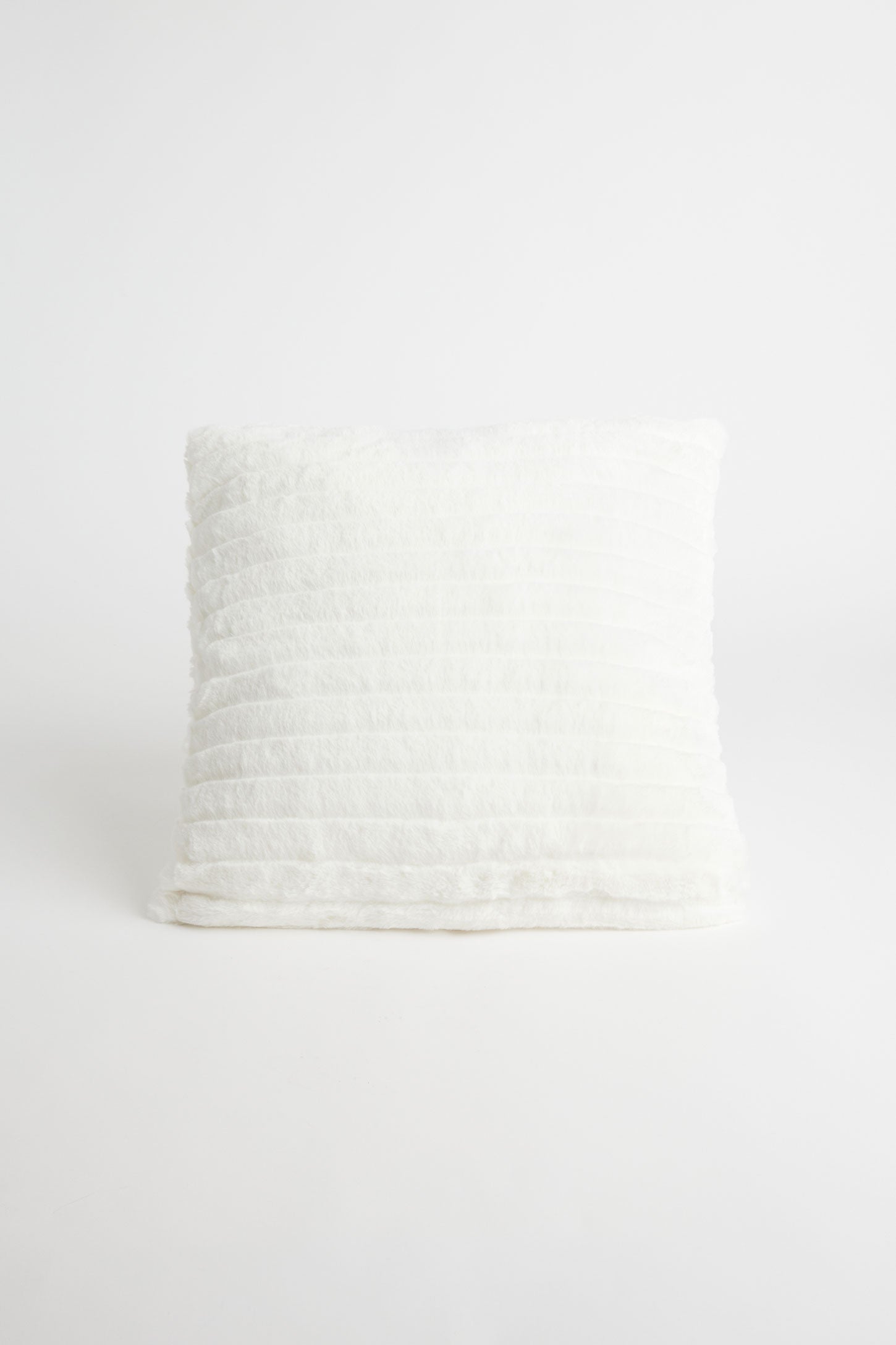 Coussin fausse fourrure 18 x 18'' - Maison && BLANC CASSÉ