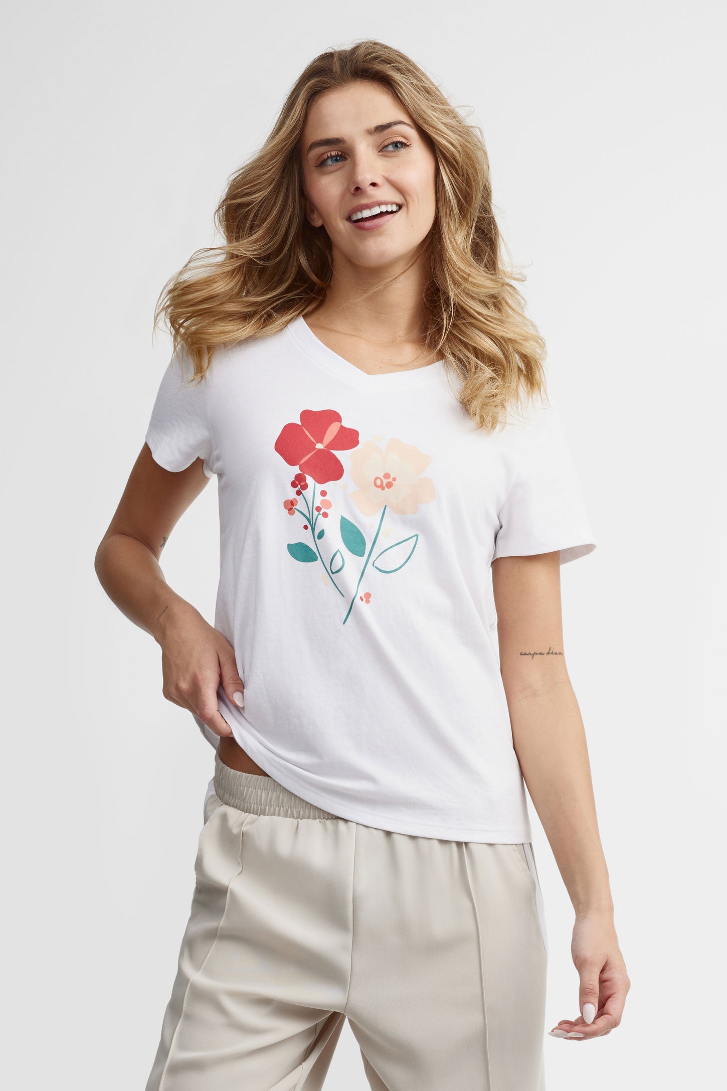 T-shirt col en V imprimé, 2/30$ - Femme && BLANC