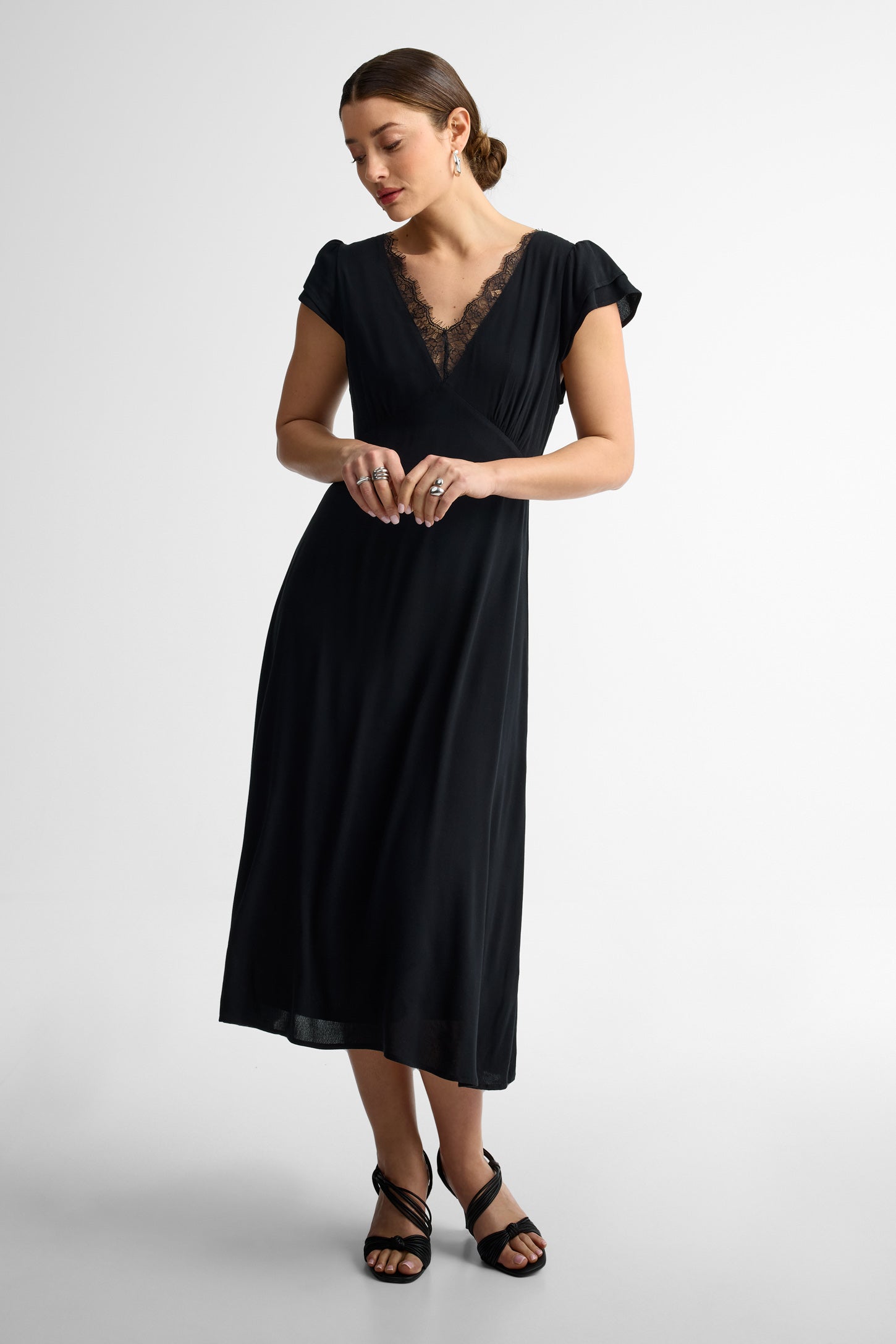 Robe Noire En Lin – Occasion En Très Bon état, Matière Polyester, Style Simple Et Intemporel