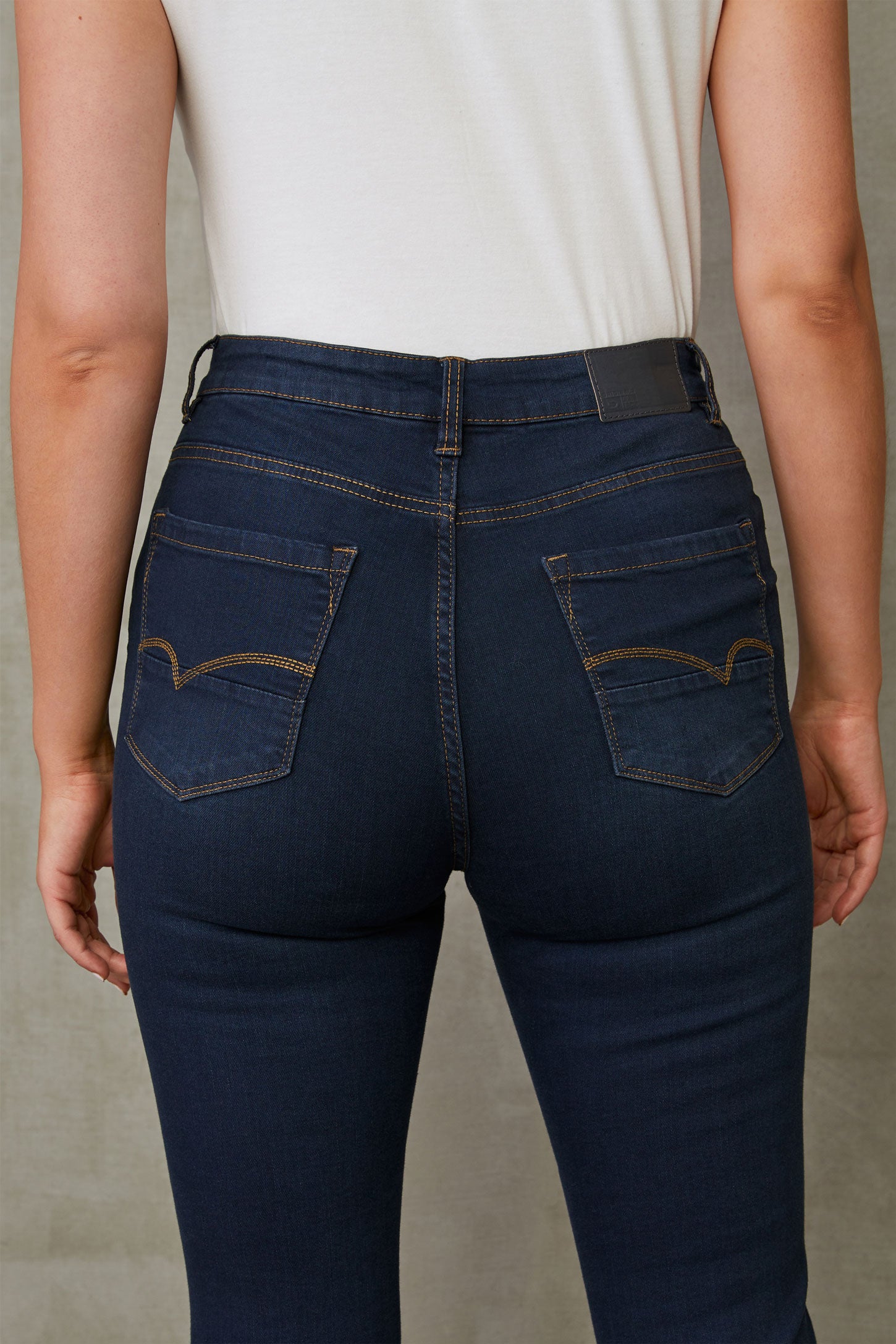 Jeans taille haute, coupe ajustée - Femme && DENIM FONCE