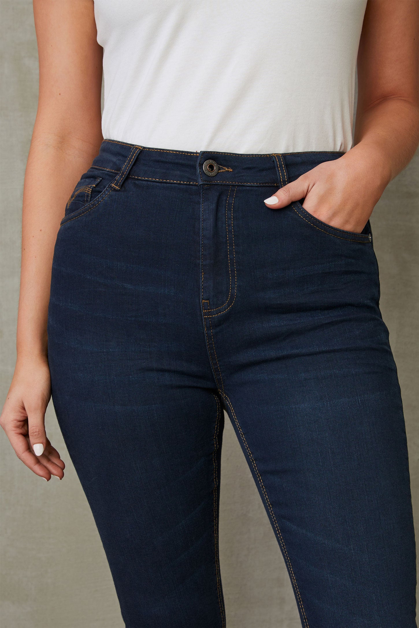 Jeans taille haute, coupe ajustée - Femme && DENIM FONCE