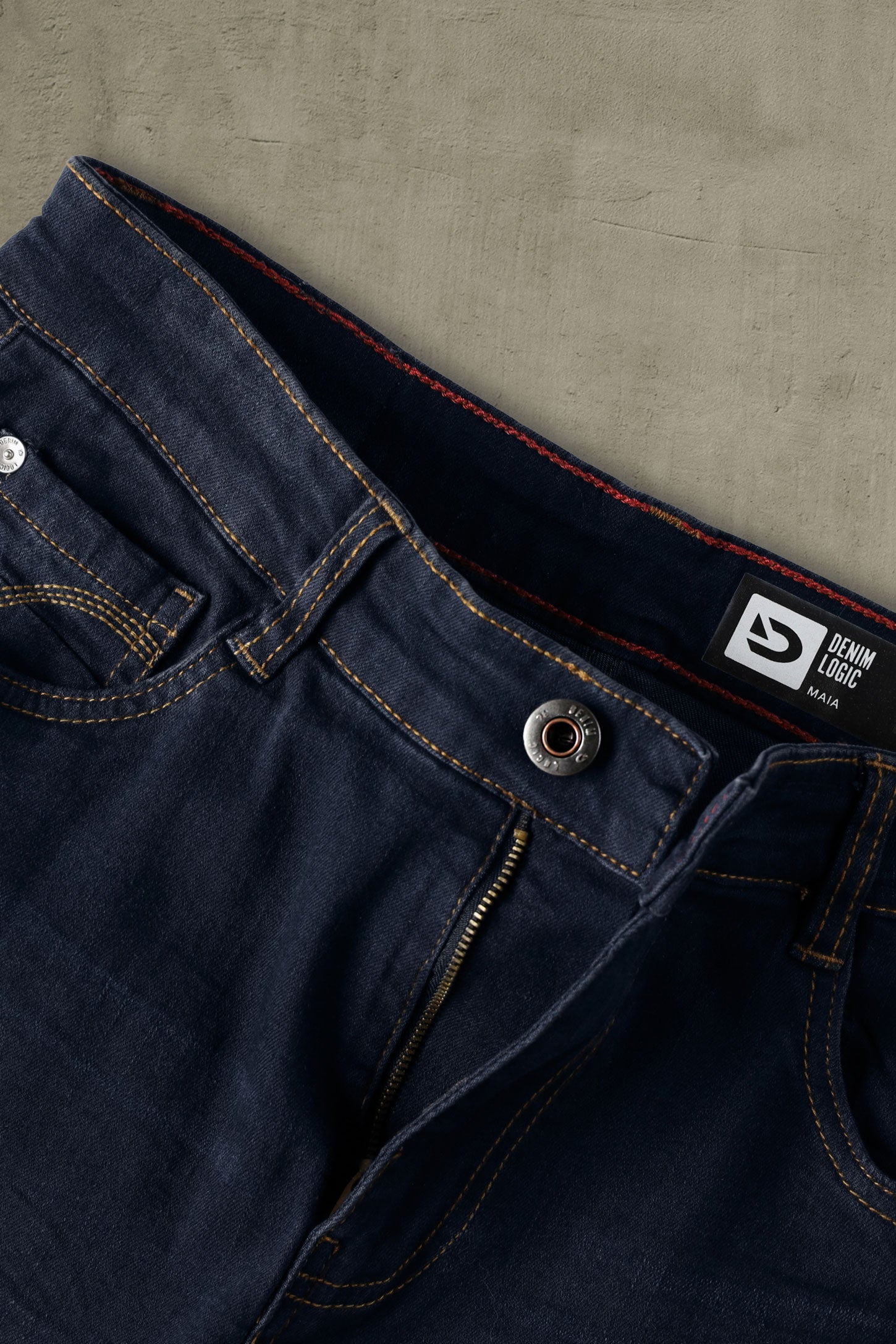 Jeans taille haute, coupe ajustée - Femme && DENIM FONCE