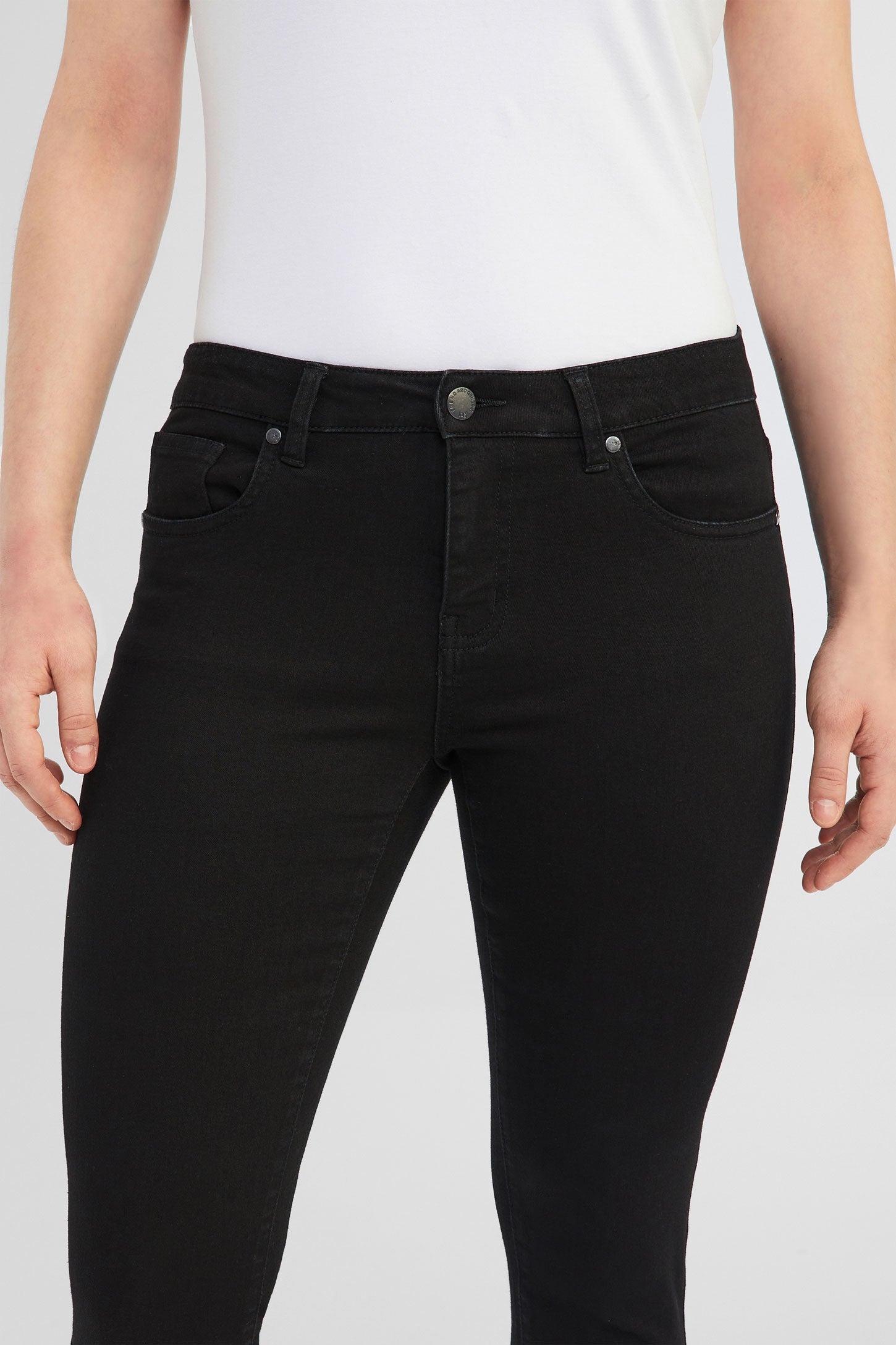 Capri 5 poches en jeans - Femme && NOIR