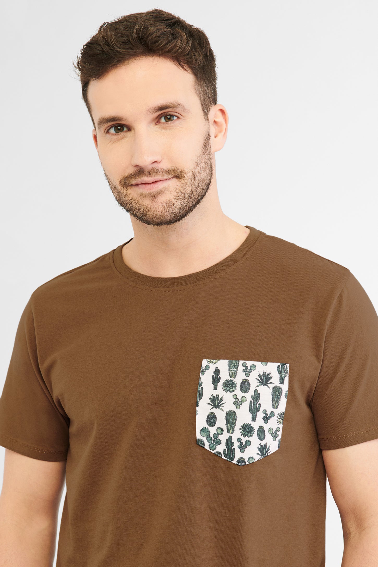 T-shirt à poche en coton, 2/30$ - Homme && BRUN