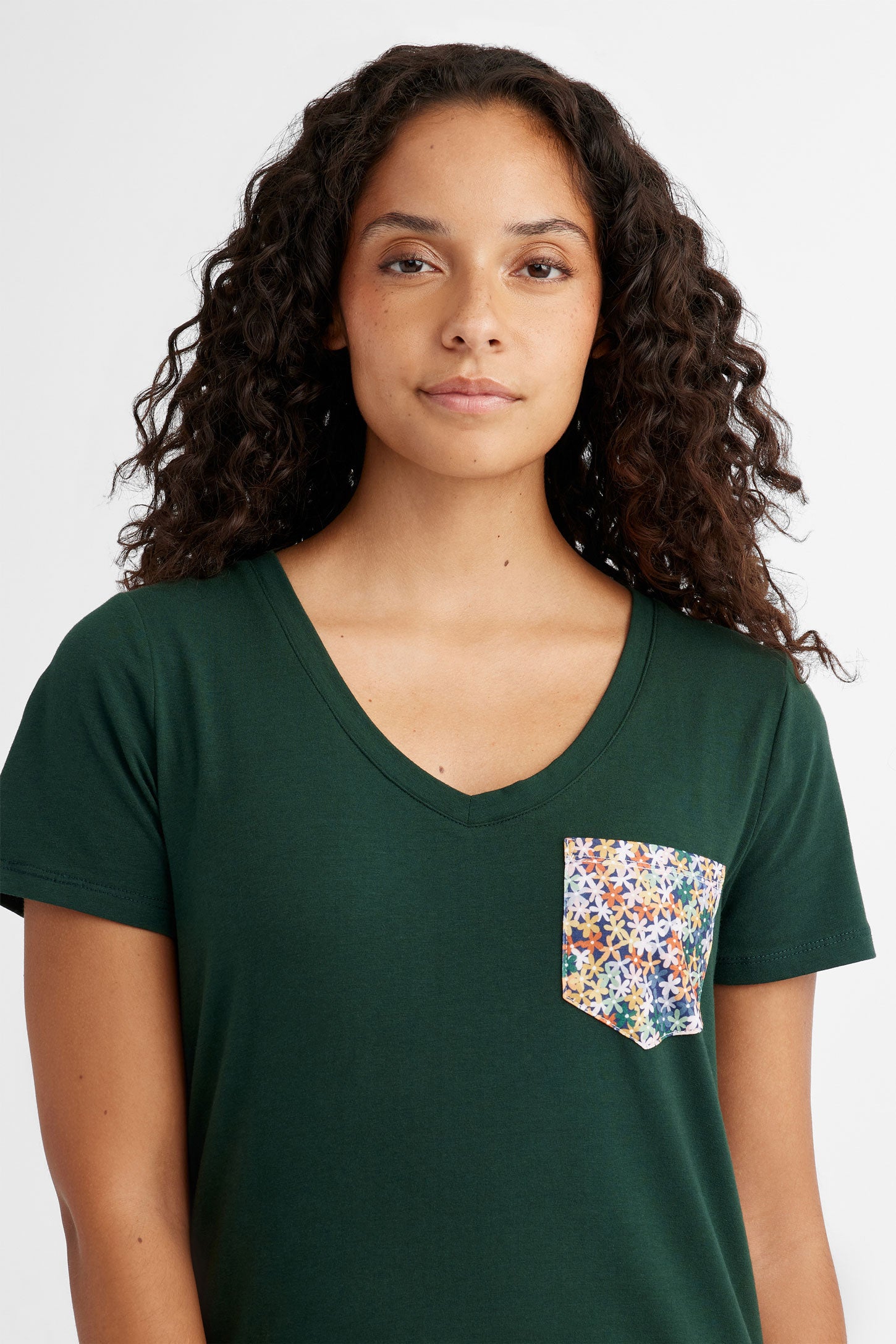 T-shirt col en V à poche, 2/30$ - Femme && VERT