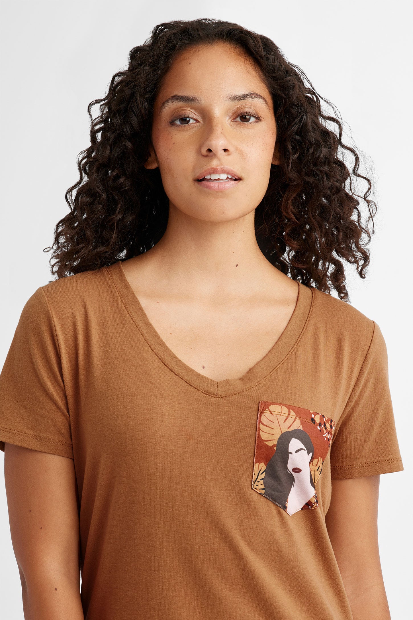 T-shirt col en V à poche, 2/30$ - Femme && BEIGE
