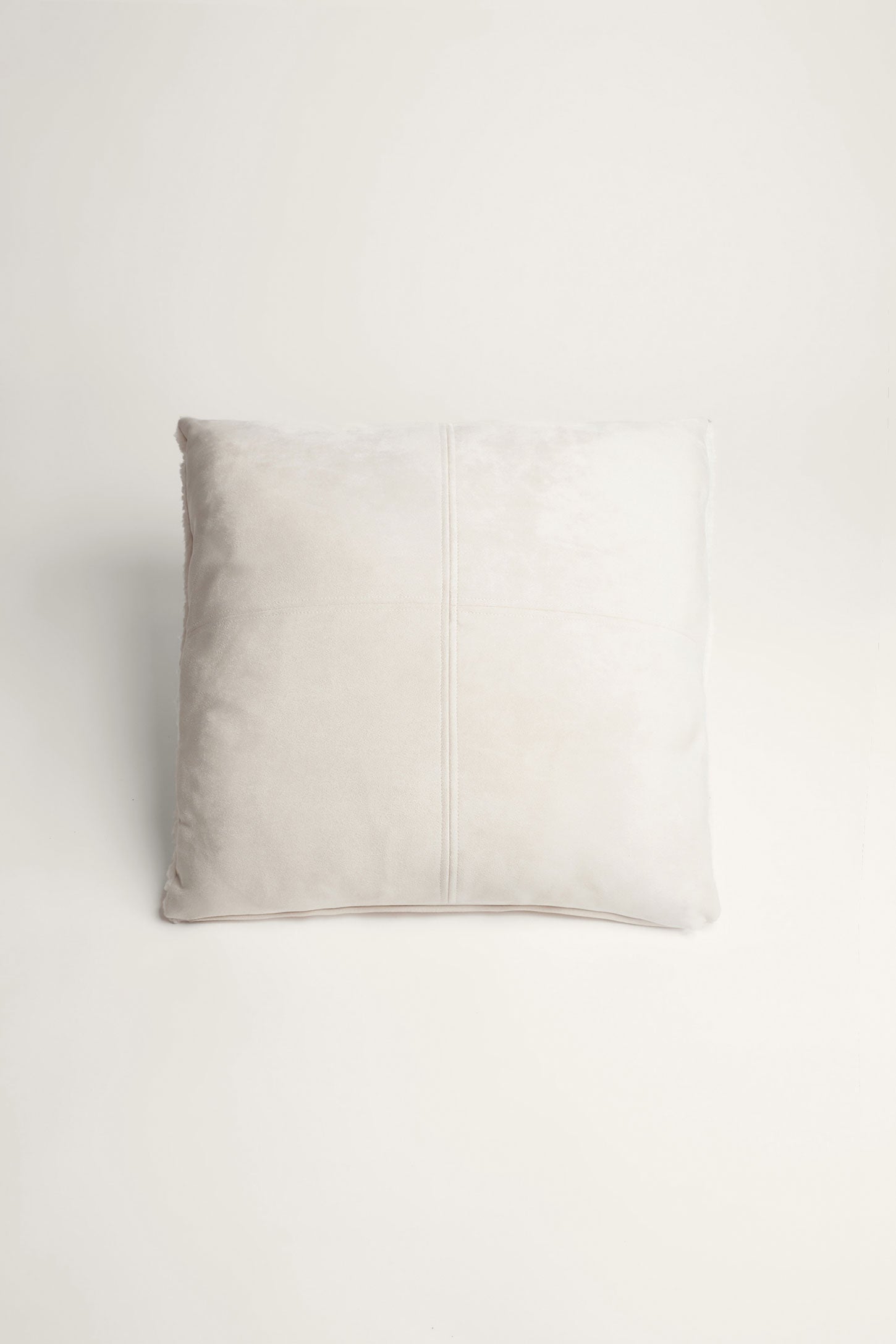 Coussin faux suède et fausse fourrure 20'' x 20'' - Maison && BEIGE PALE