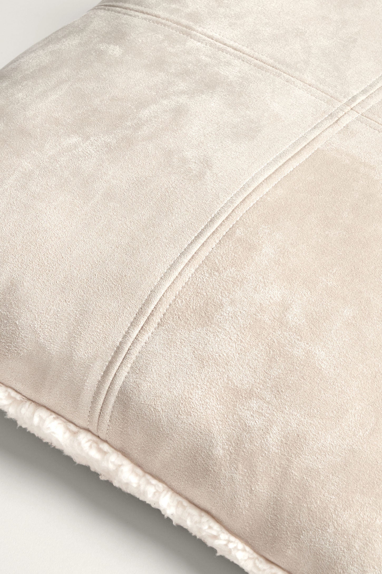 Coussin faux suède et fausse fourrure 20'' x 20'' - Maison && BEIGE PALE