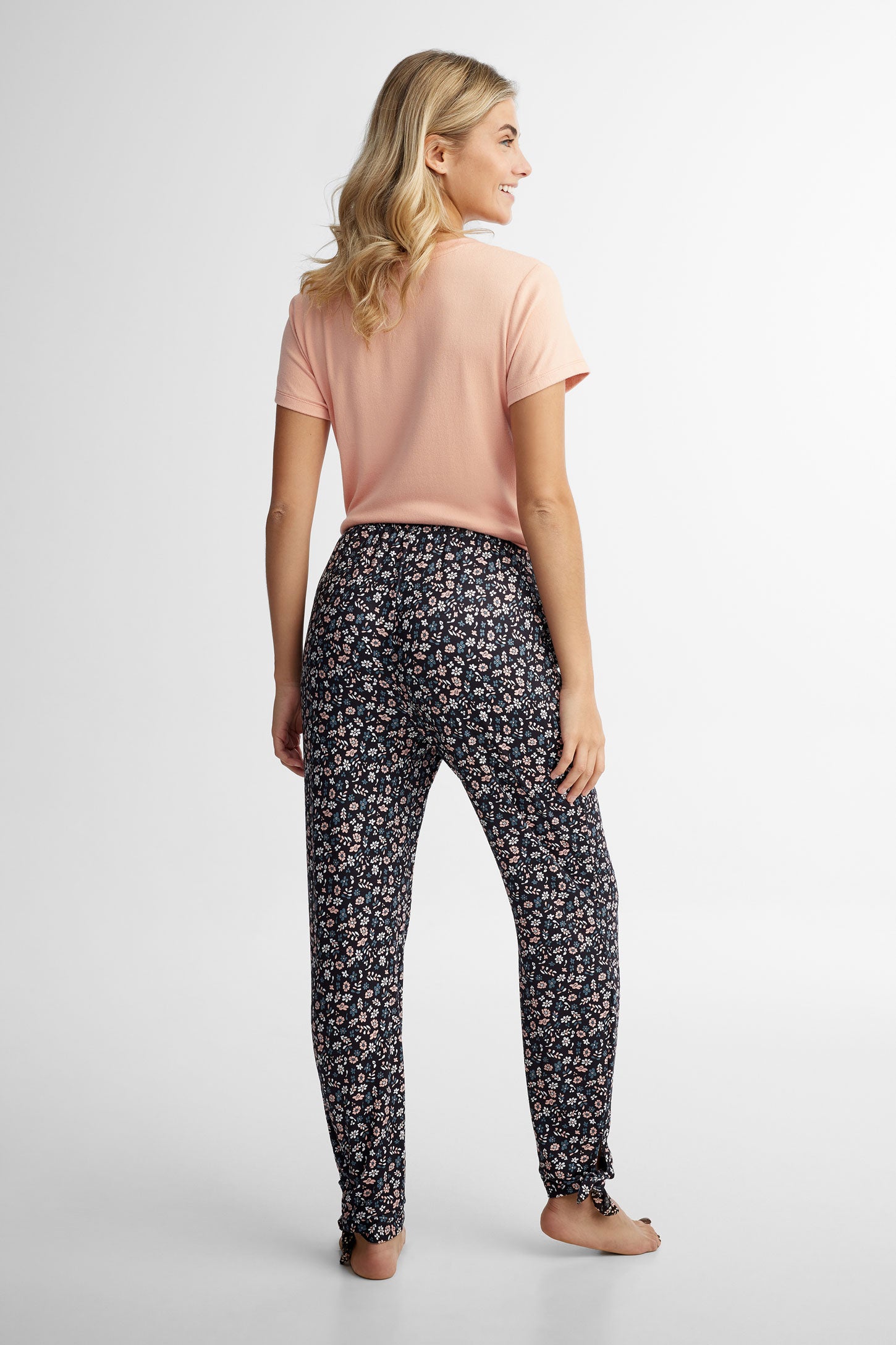 Ensemble de pyjama satin et dentelle beige femme Ensemble de pyjama satin et dentelle beige femme