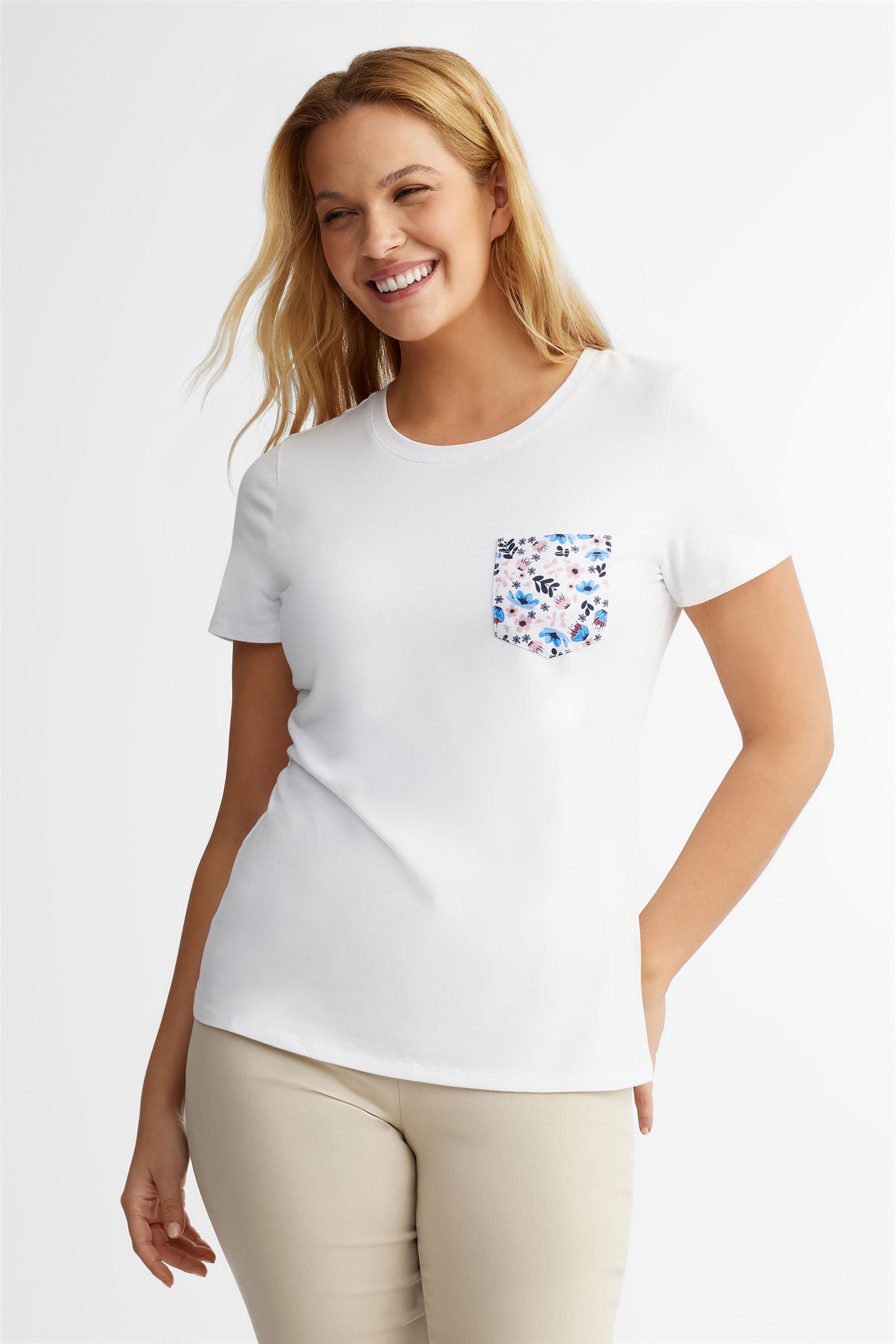 Duos futés, T-shirt col rond à poche, 2/30$ - Femme && BLANC