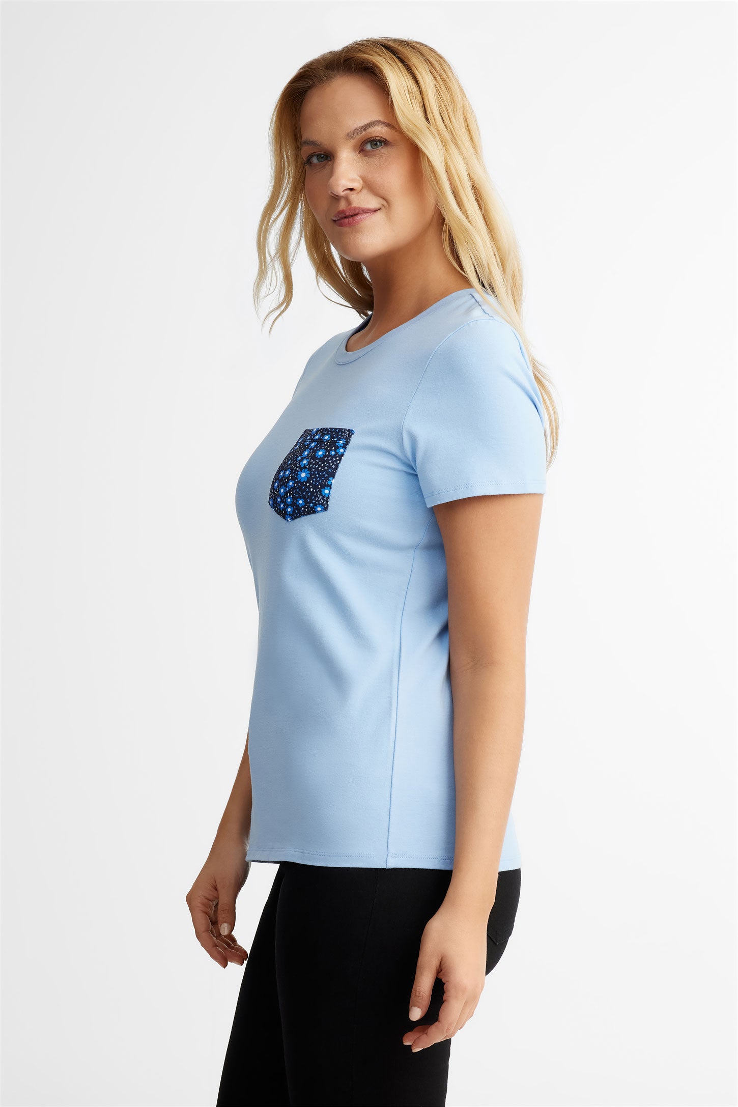 Duos futés, T-shirt col rond à poche, 2/30$ - Femme && BLEU