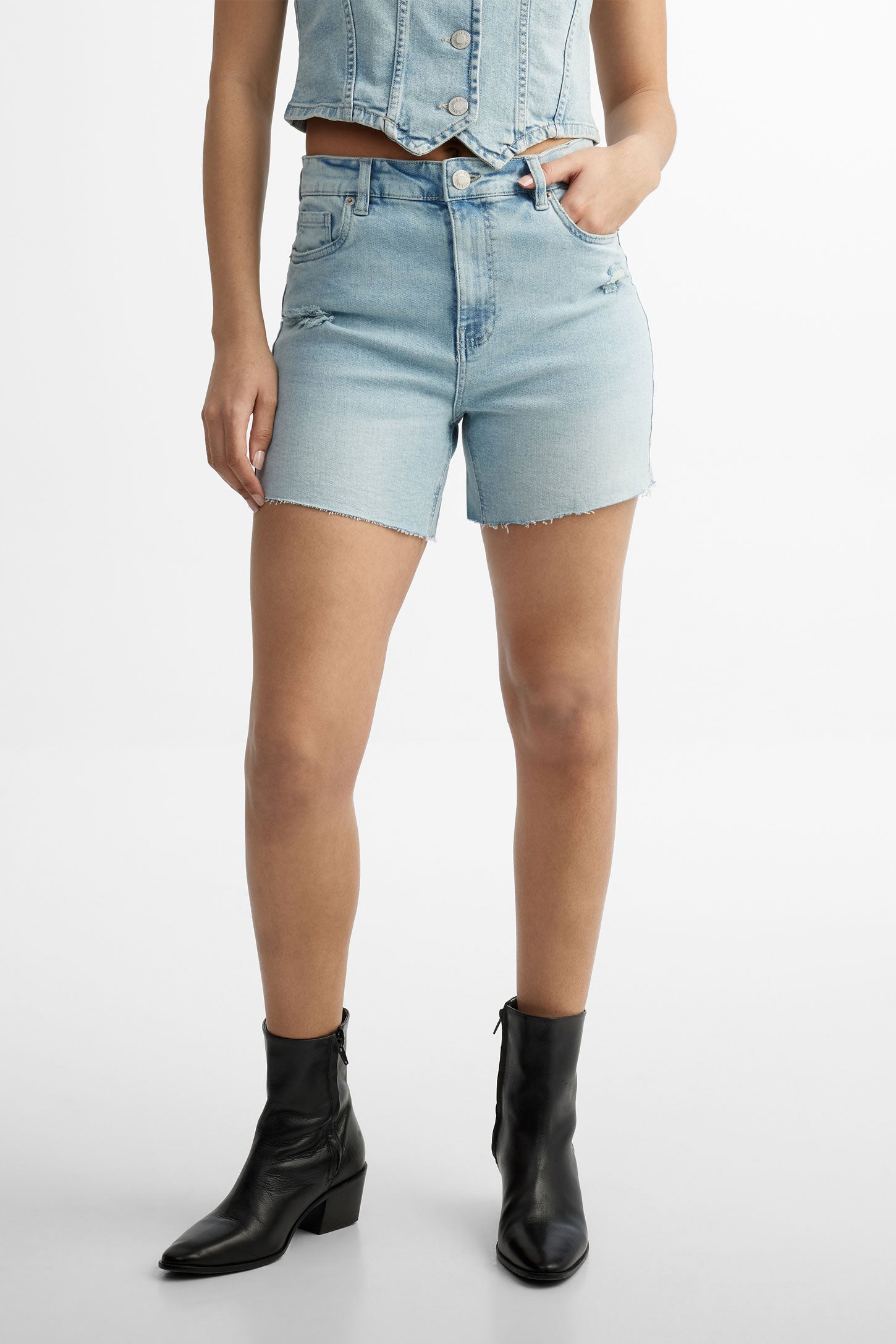 Short taille haute ourlet coupé en jeans - Femme && BLEU PALE
