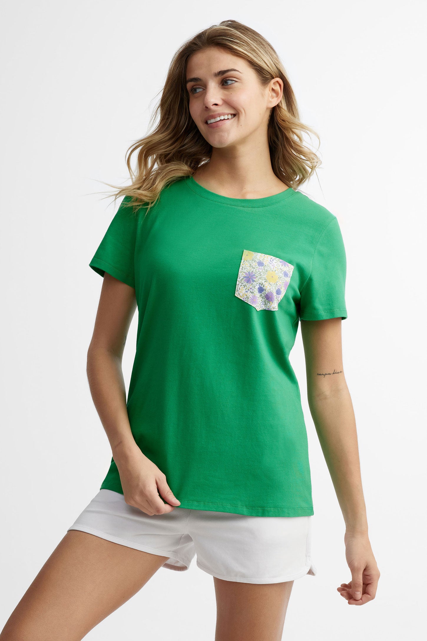 T-shirt col rond à poche en coton, 2/30$ - Femme && VERT