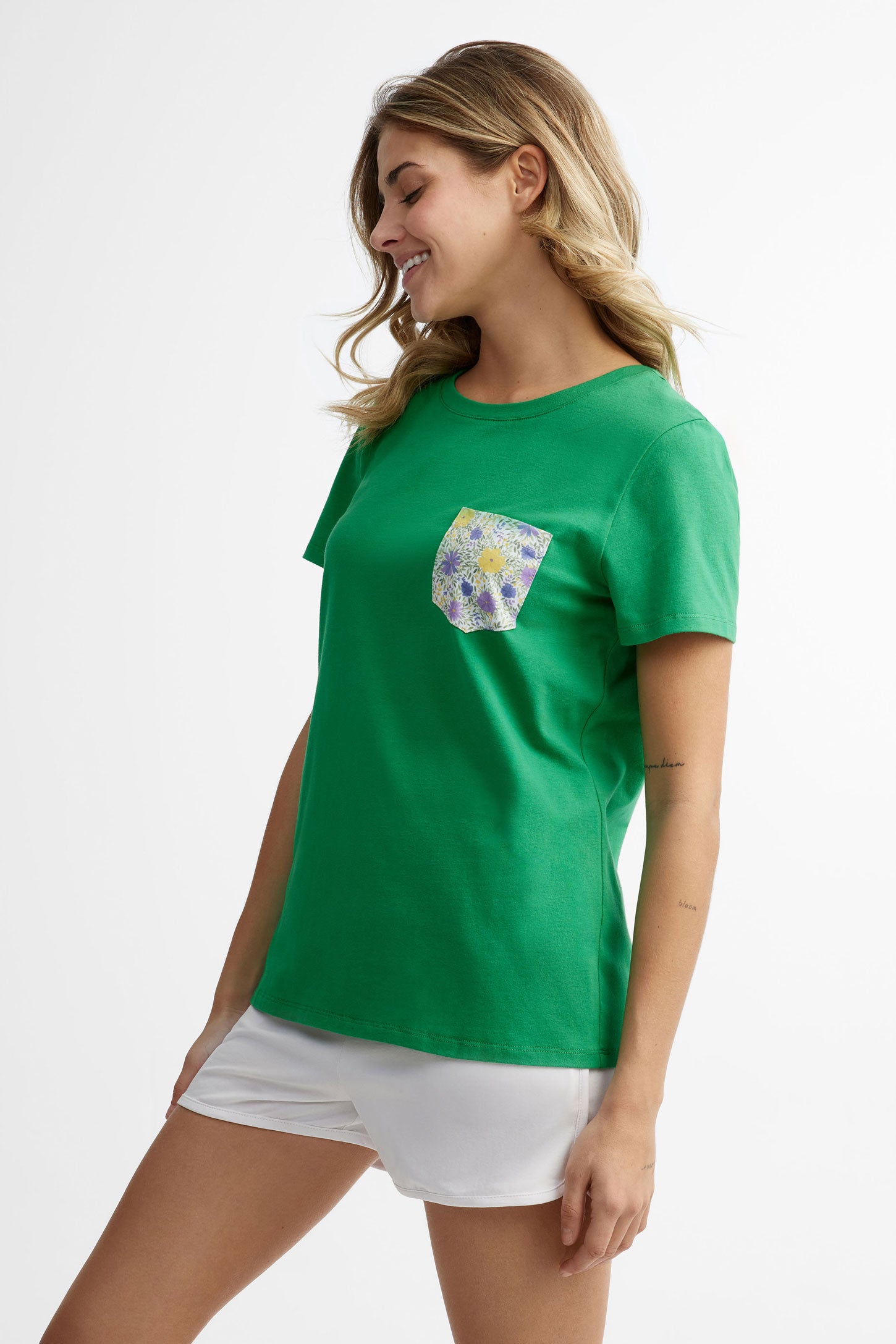 T-shirt col rond à poche en coton, 2/30$ - Femme && VERT