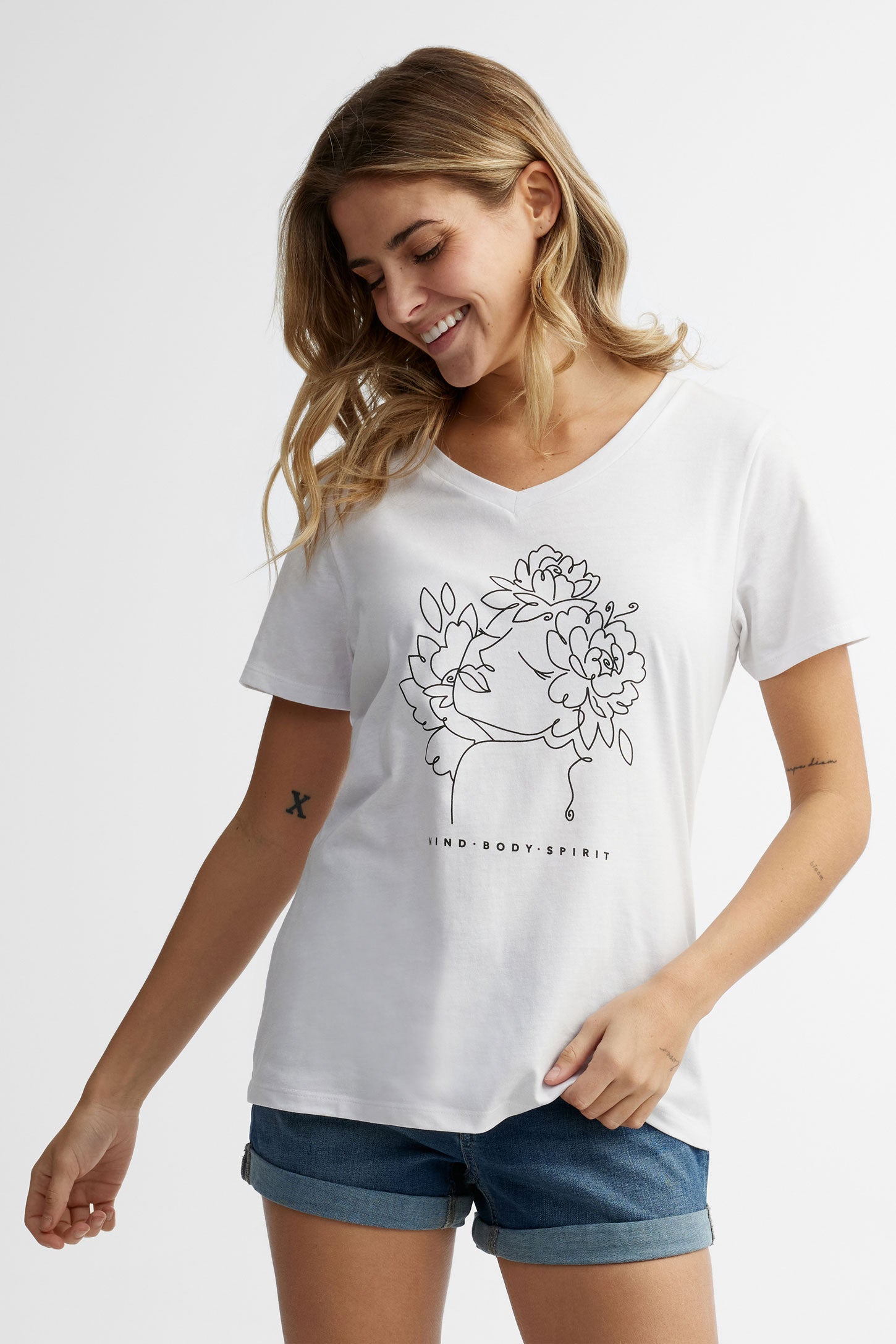 T-shirt col en V coupe semi-ajustée en coton, 2/30$ - Femme && BLANC