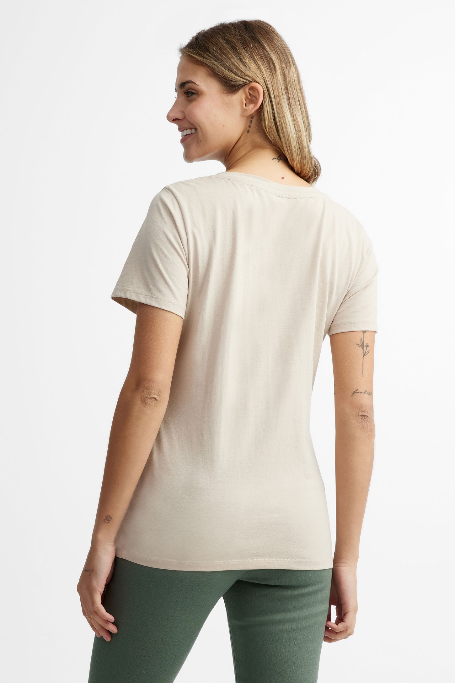 T-shirt col en V coupe semi-ajustée en coton, 2/30$ - Femme && BEIGE