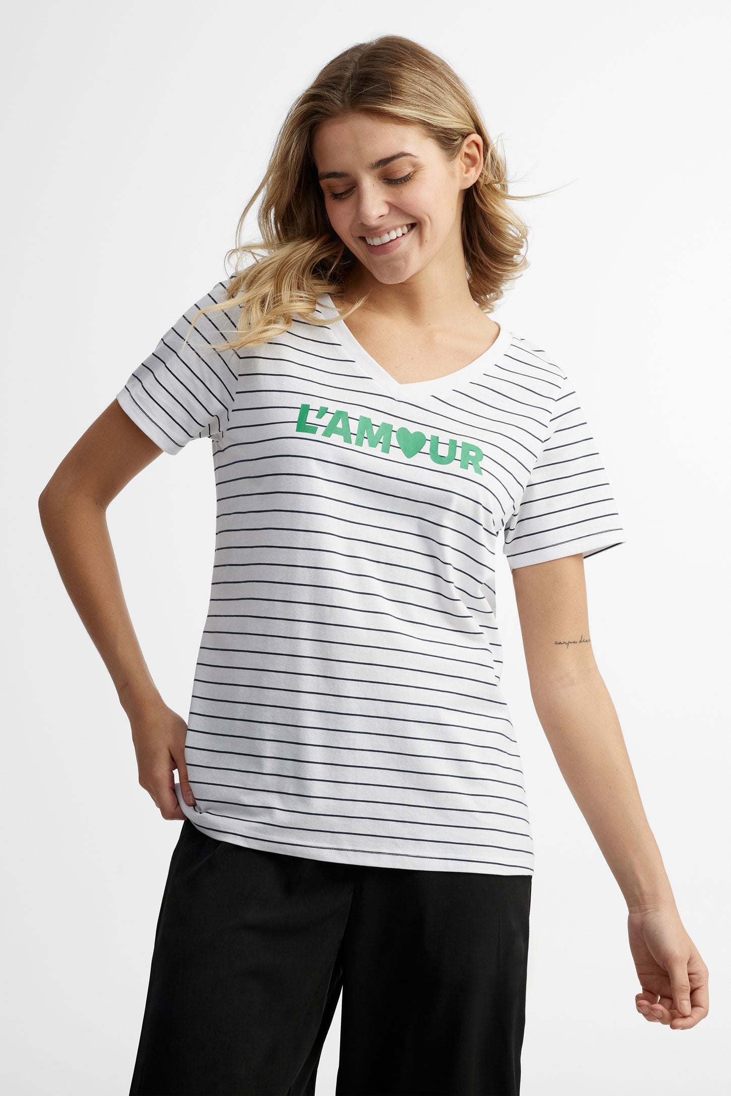 T-shirt col en V coupe semi-ajustée en coton, 2/30$ - Femme && BLANC MULTI