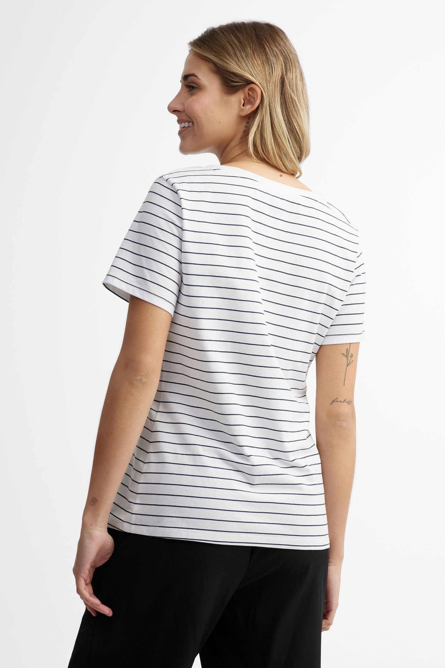 T-shirt col en V coupe semi-ajustée en coton, 2/30$ - Femme && BLANC MULTI