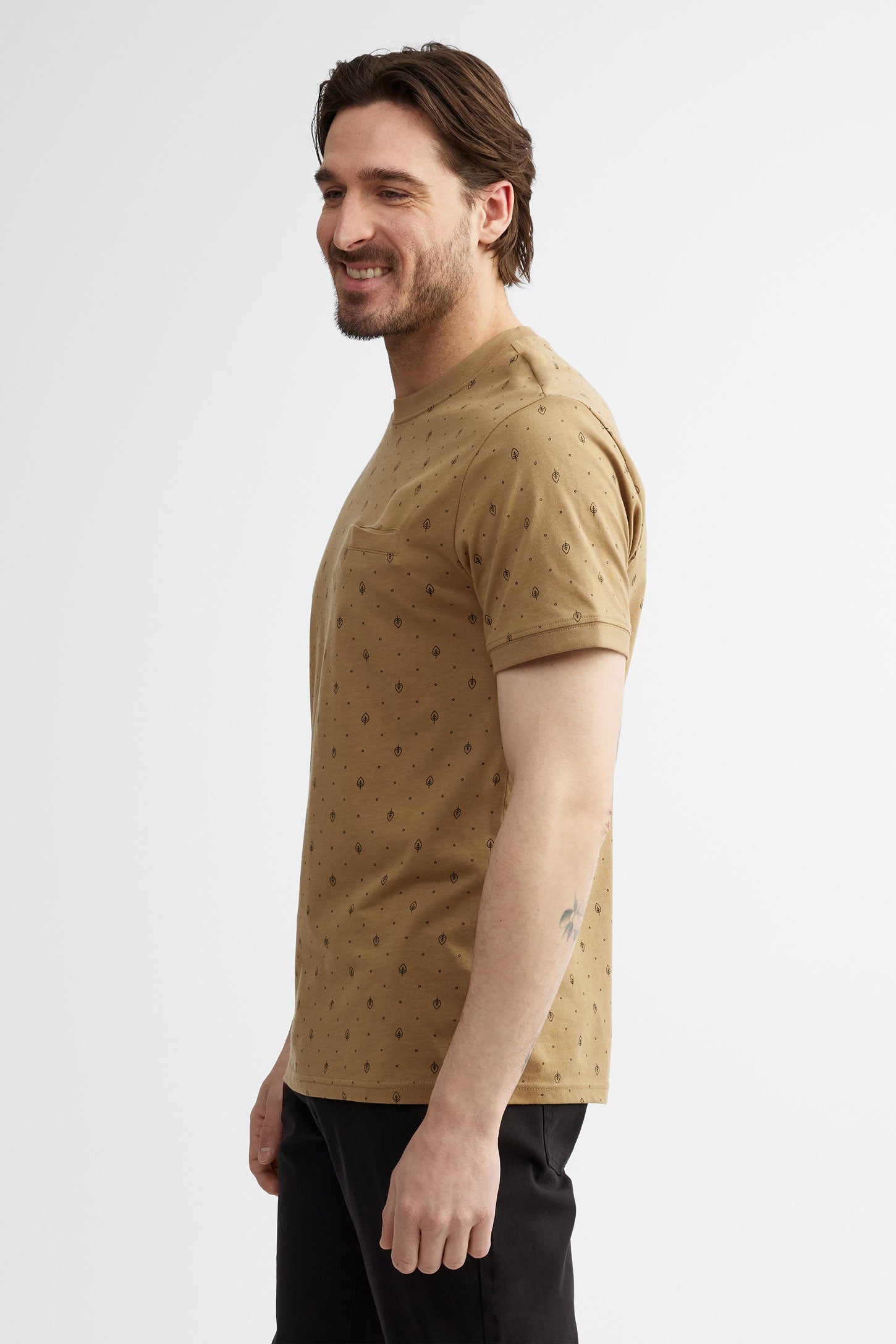 T-shirt à poche imprimé coton, 2/30$ - Homme && BRUN/MULTI