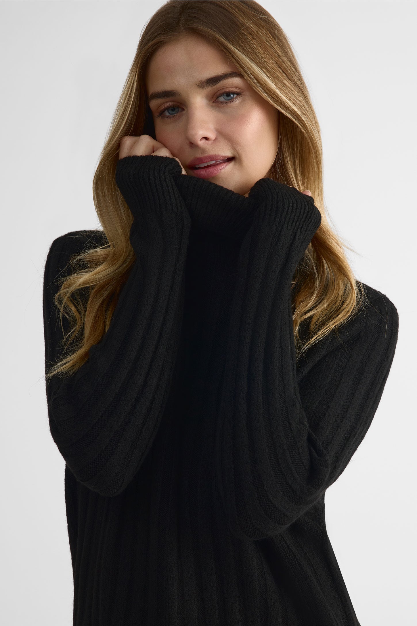 Chandail tricot col roulé – Femme && NOIR