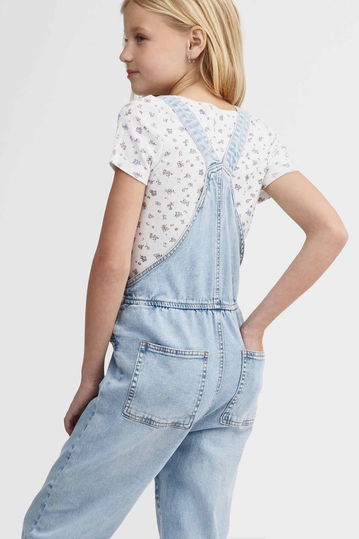 Salopette fille en jean coupe courte bleu Salopette fille en jean coupe courte bleu