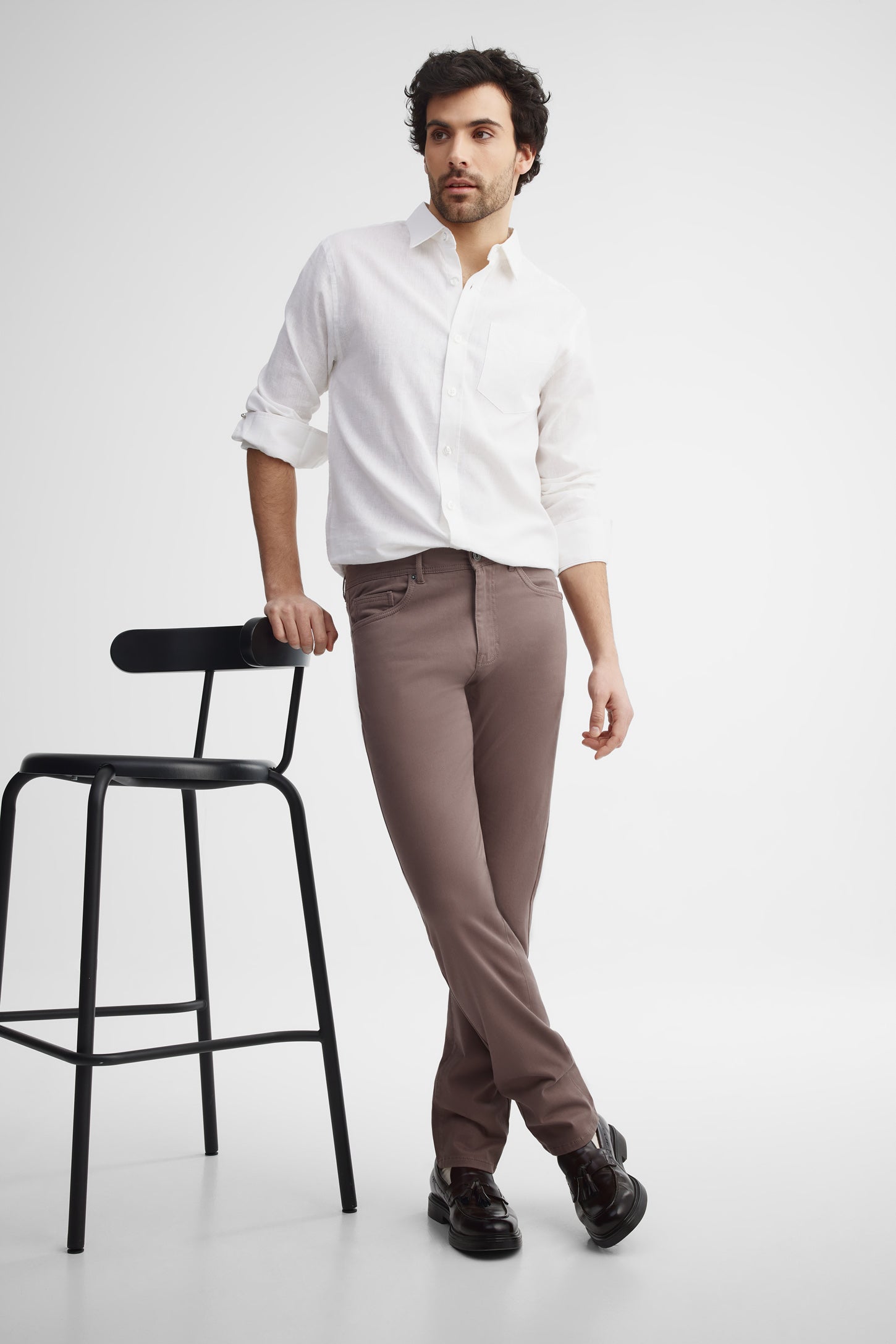 Pantalon jambe fuselée en twill - Homme && BRUN