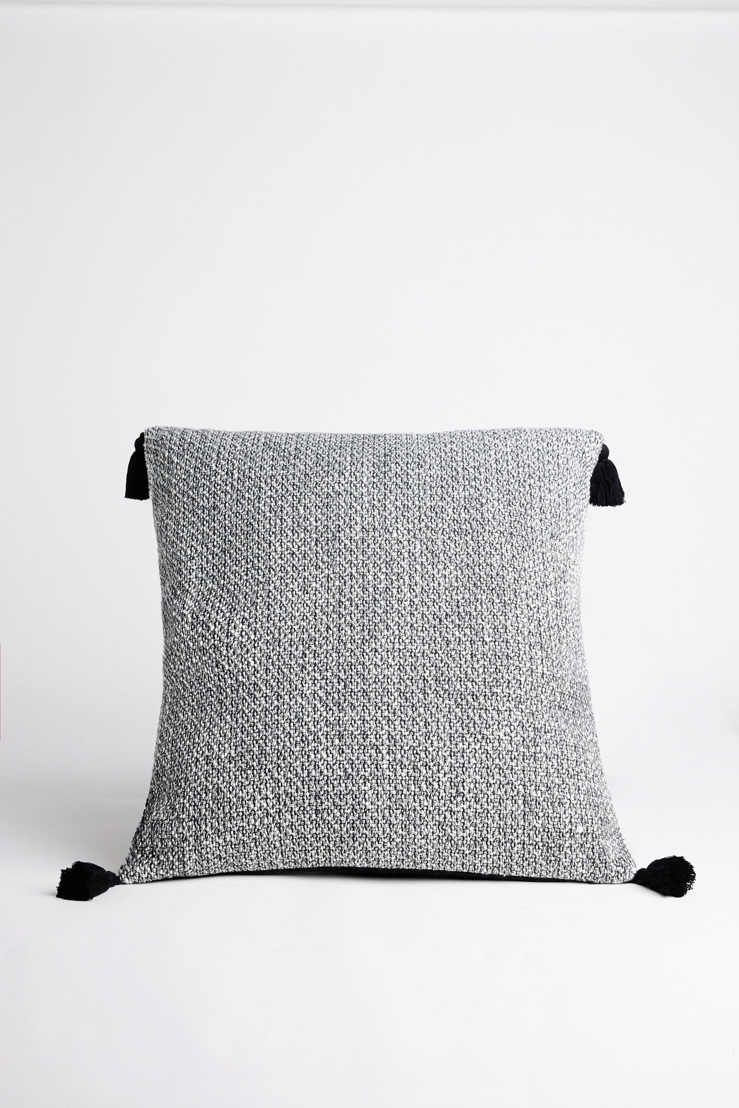 Coussin avec glands 20 x 20'' - Maison && NOIR