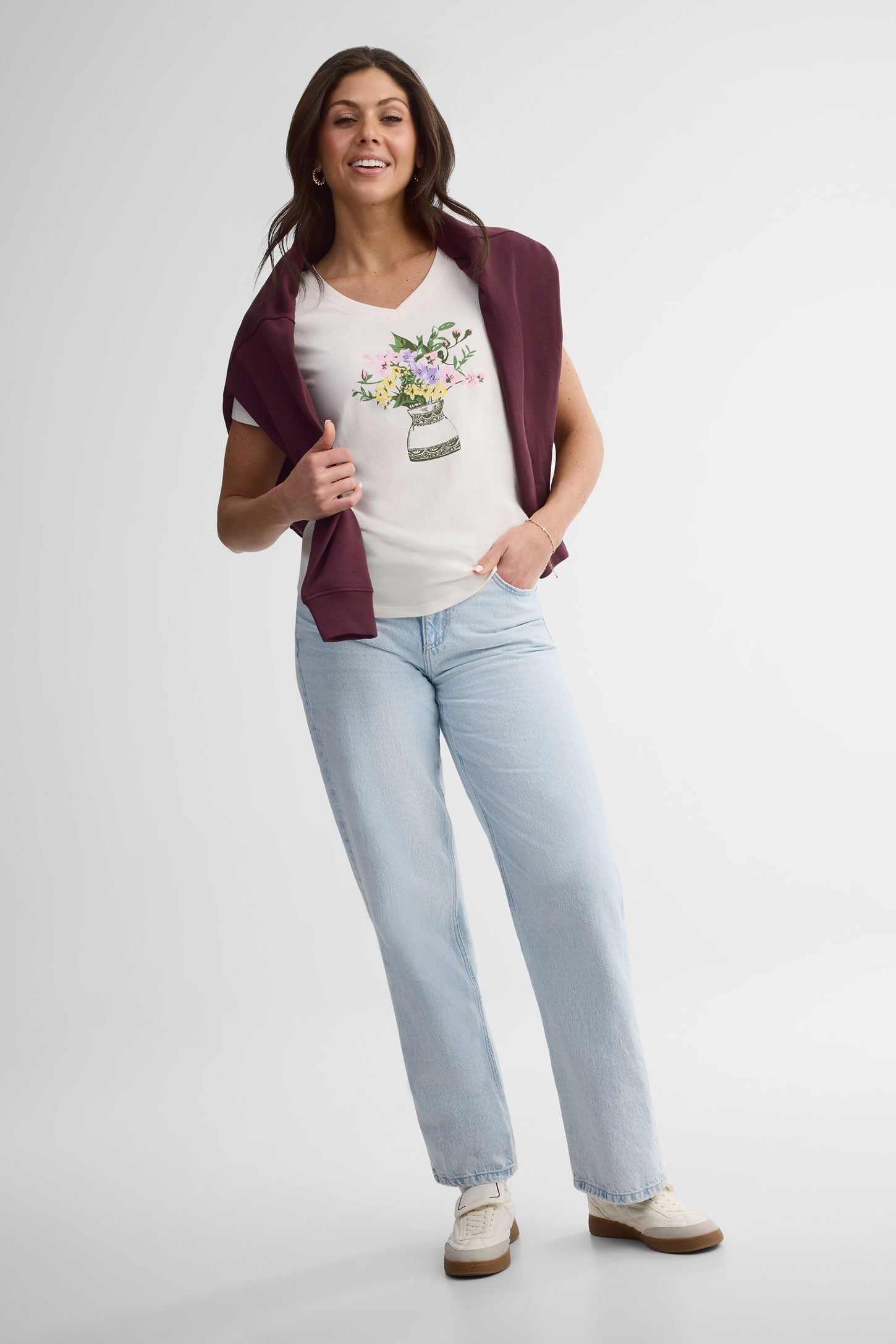 T-shirt col V en coton, 2/30$ - Femme && BLANC CASSÉ