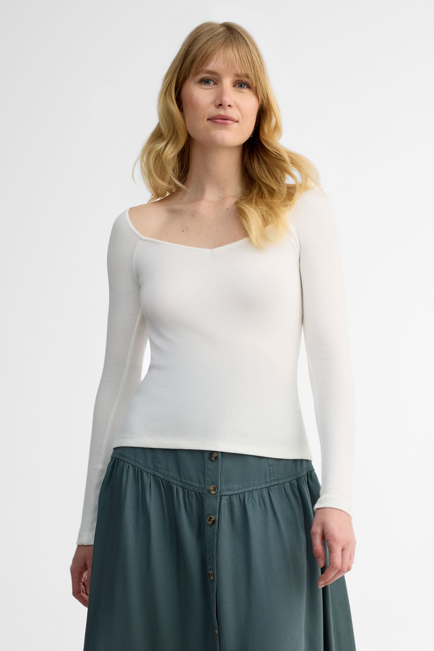 Chandail col en cœur coupe ajustée - Femme && BLANC CASSÉ