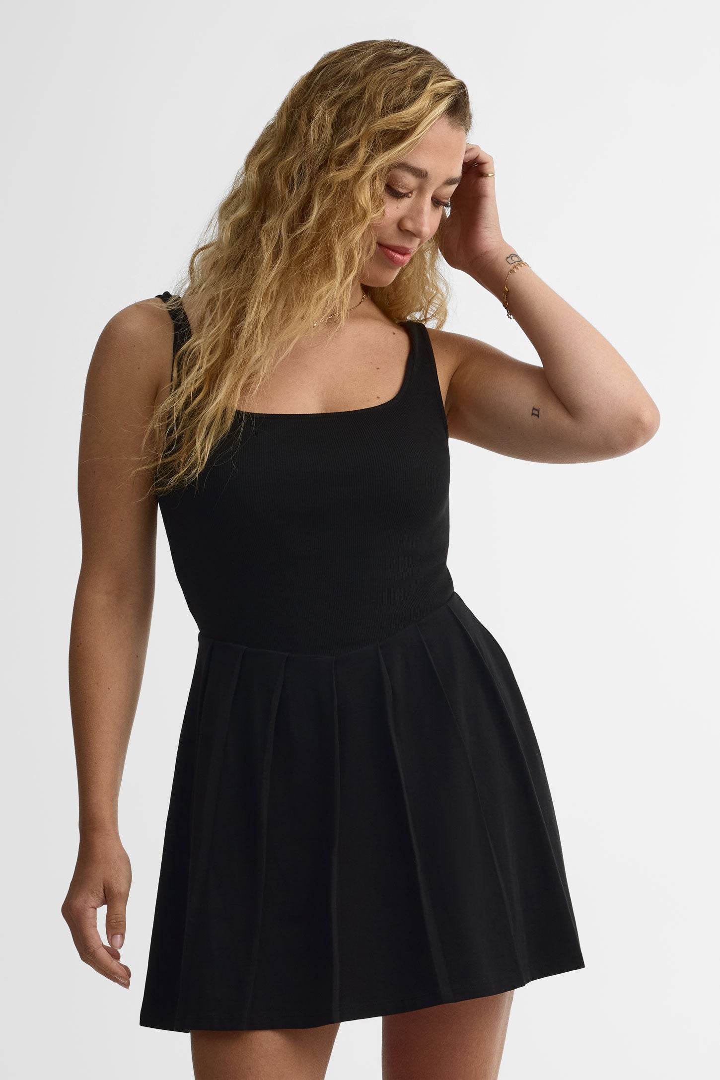 Robe plissée col carré – Jeune femme && NOIR