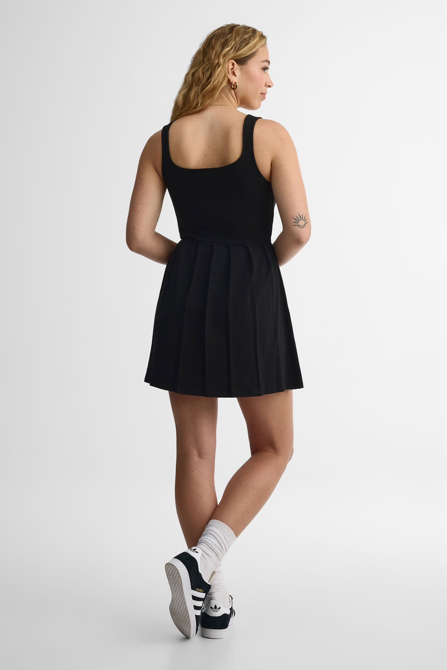 Robe plissée col carré – Jeune femme && NOIR