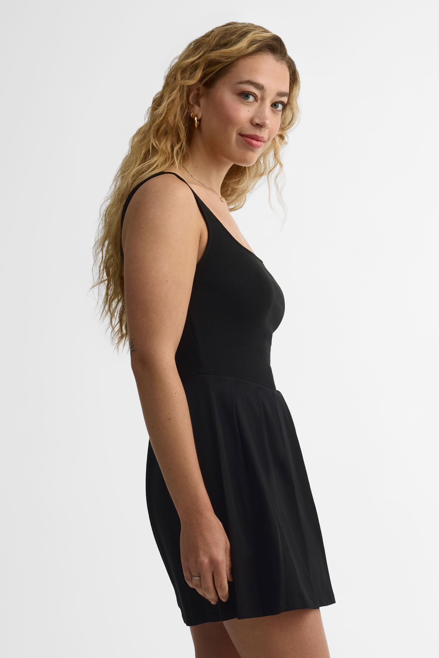 Robe plissée col carré – Jeune femme && NOIR