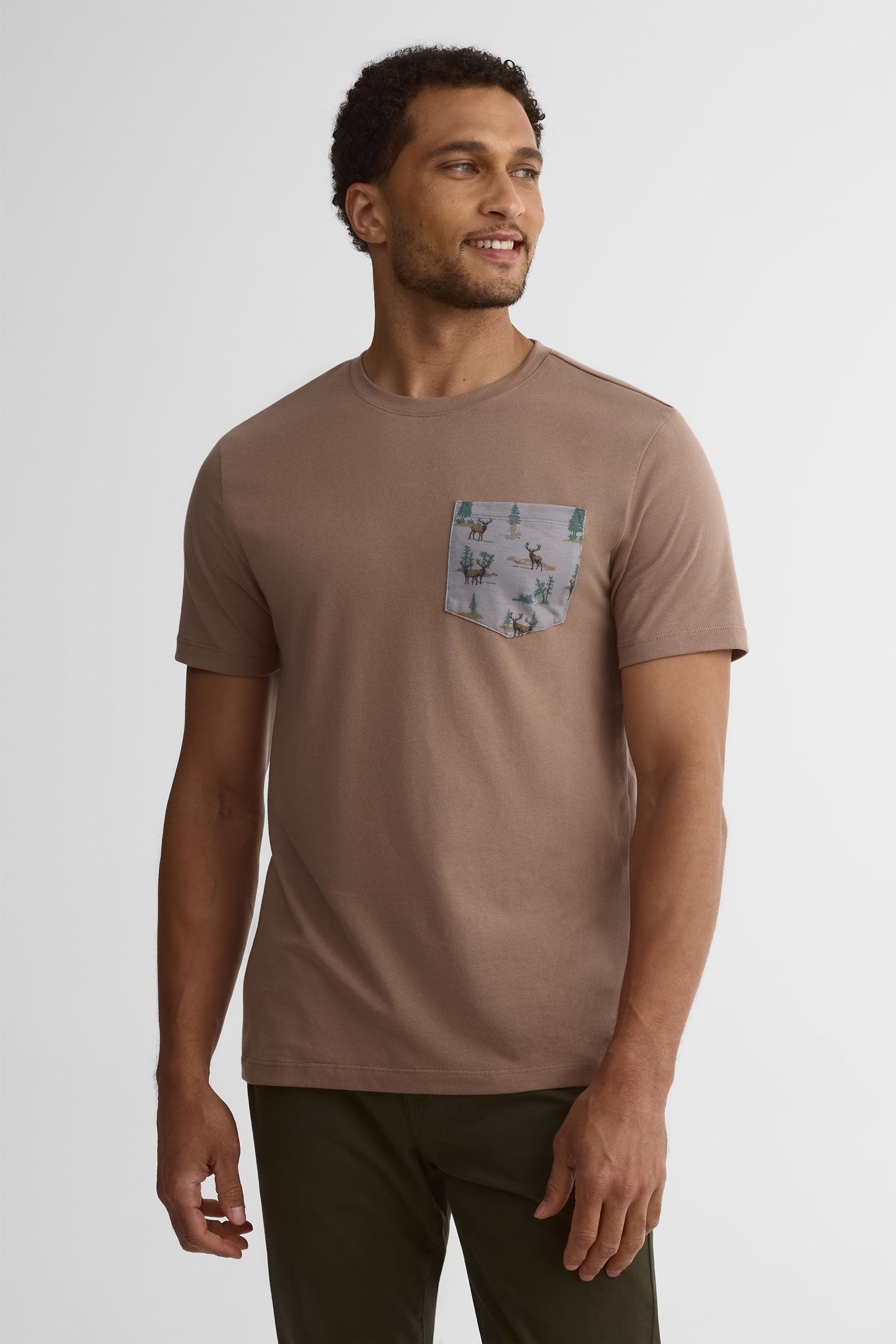 Chandail col rond avec poche, 2/30$ - Homme && TAUPE