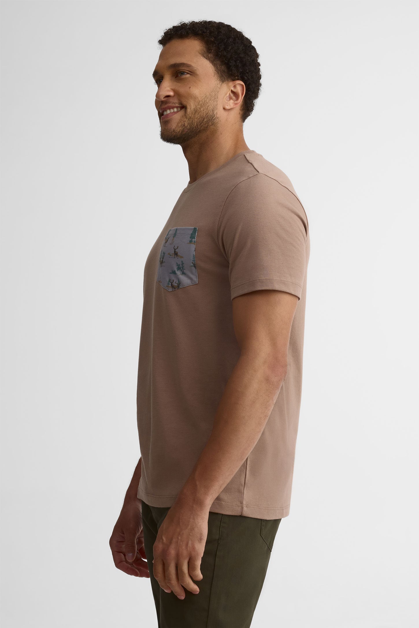 Chandail col rond avec poche, 2/30$ - Homme && TAUPE