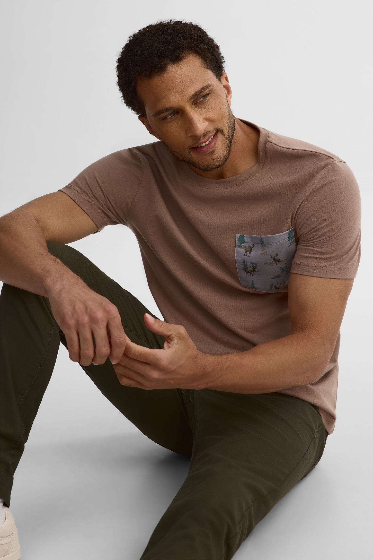 Chandail col rond avec poche, 2/30$ - Homme && TAUPE