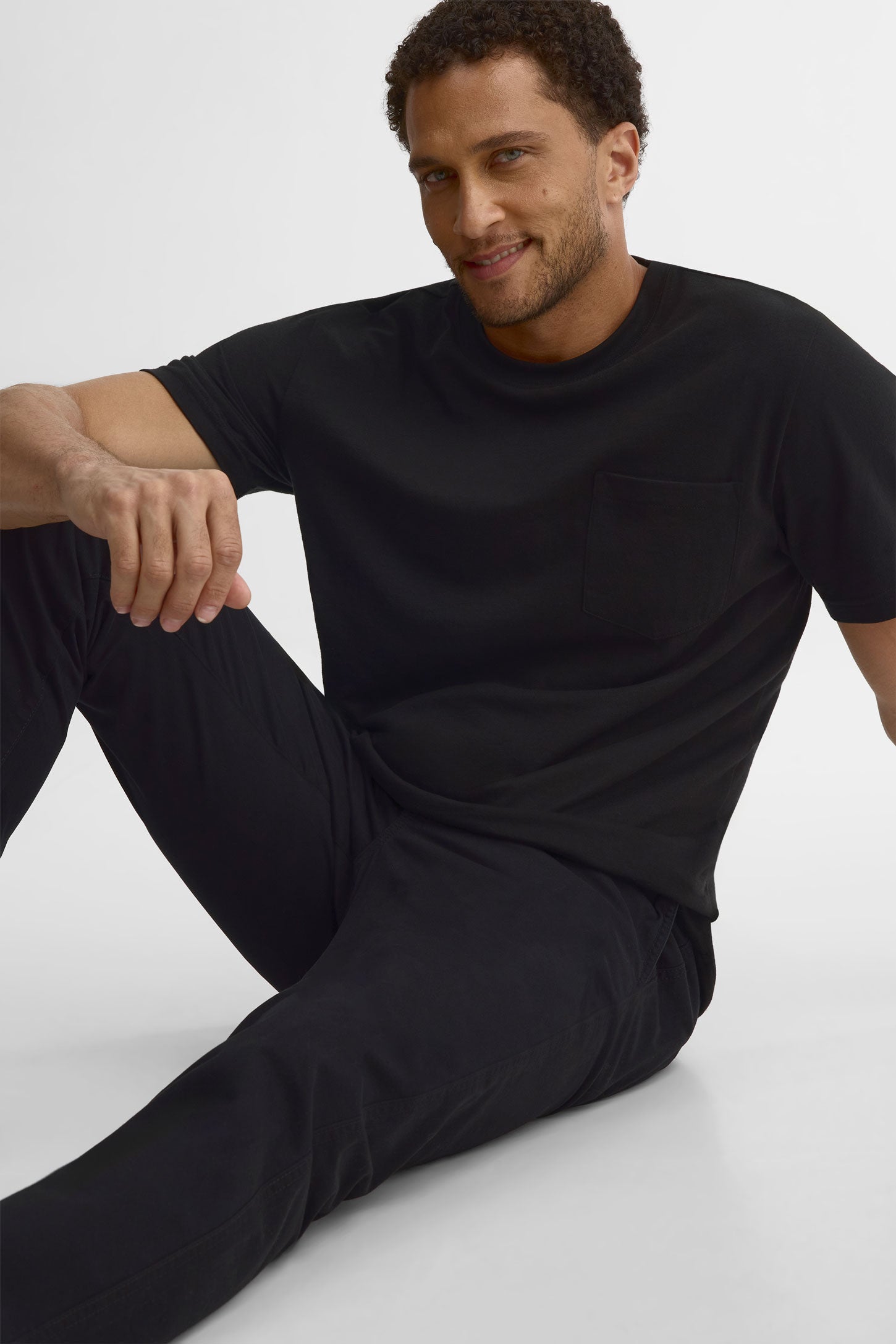 T-shirt col rond à poche, 2/30$ - Homme && NOIR