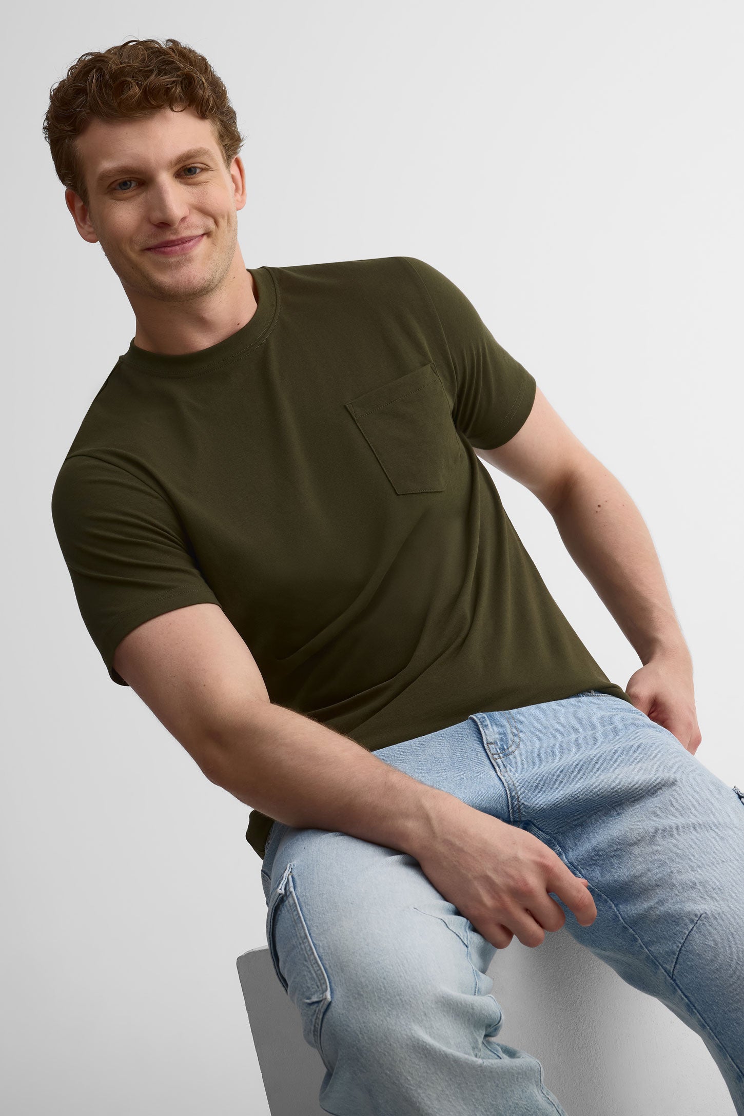 T-shirt col rond à poche, 2/30$ - Homme && VERT FONCE