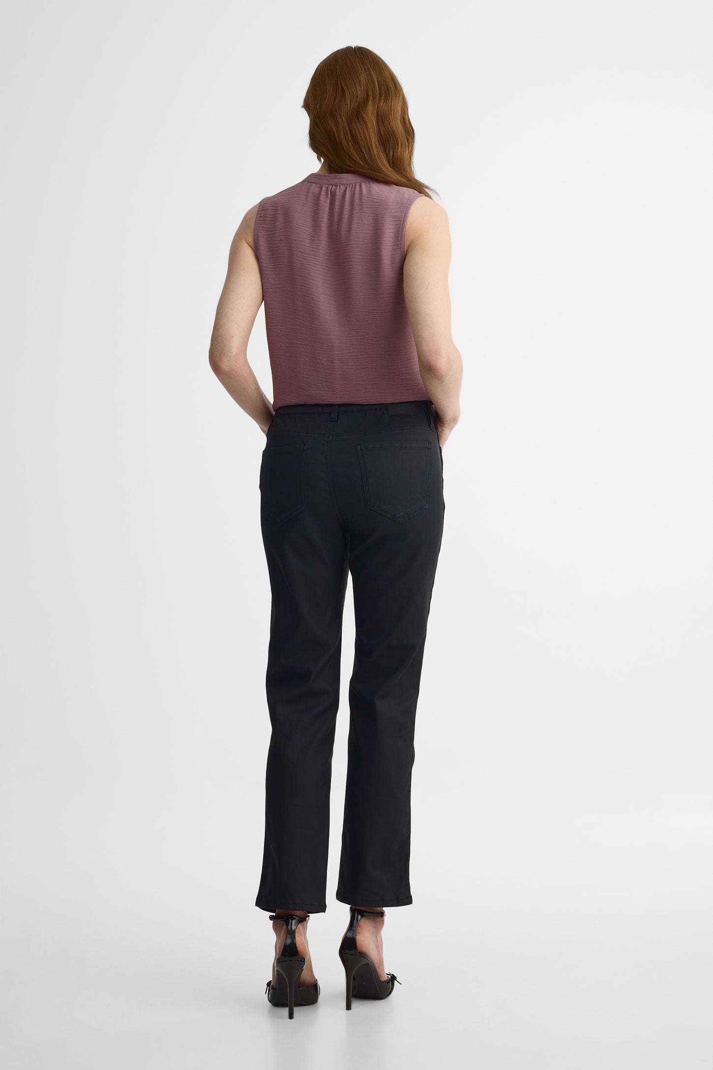 Jeans taille moyenne en denim enduit – Femme && NOIR