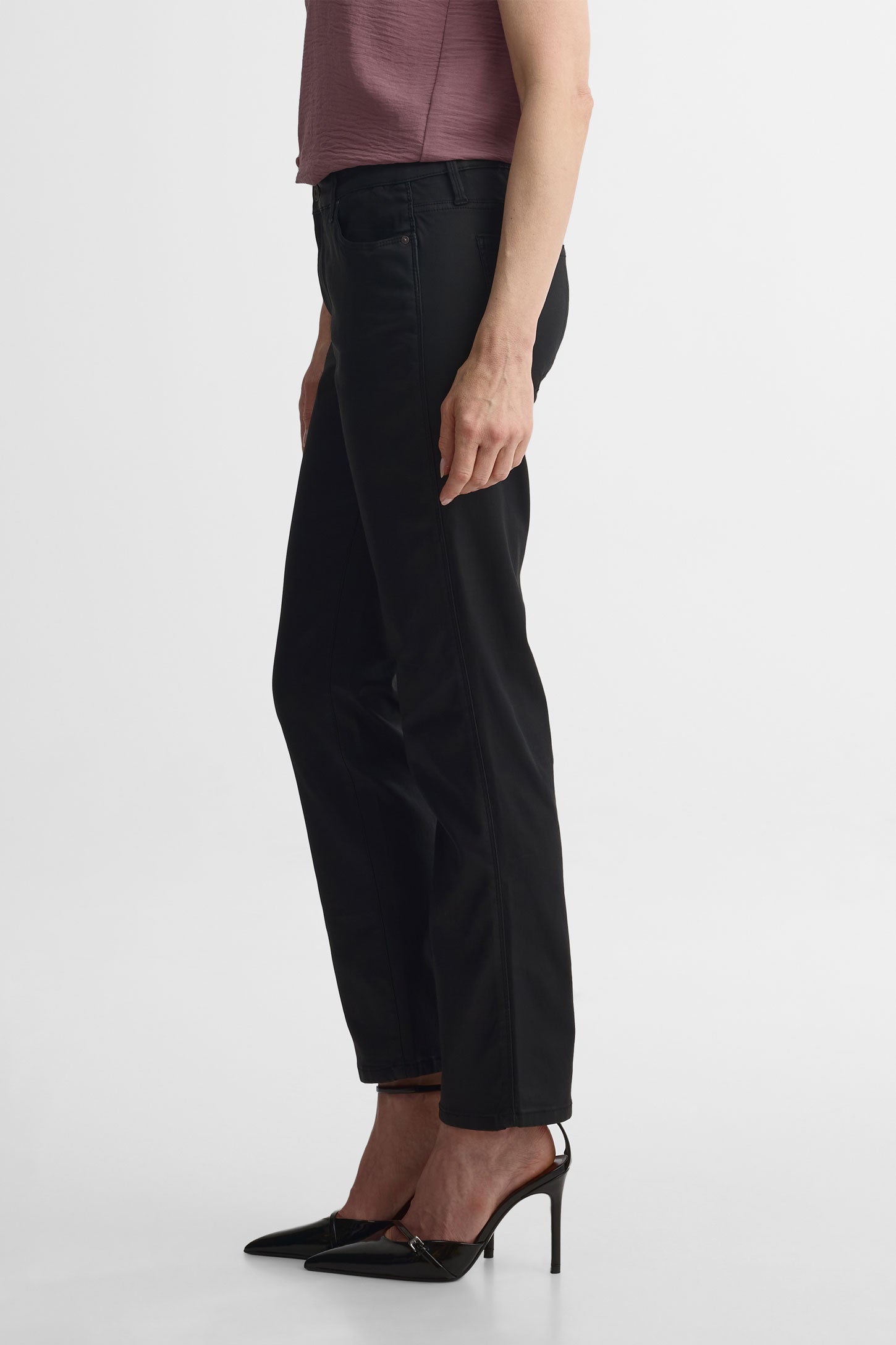 Jeans taille moyenne en denim enduit – Femme && NOIR