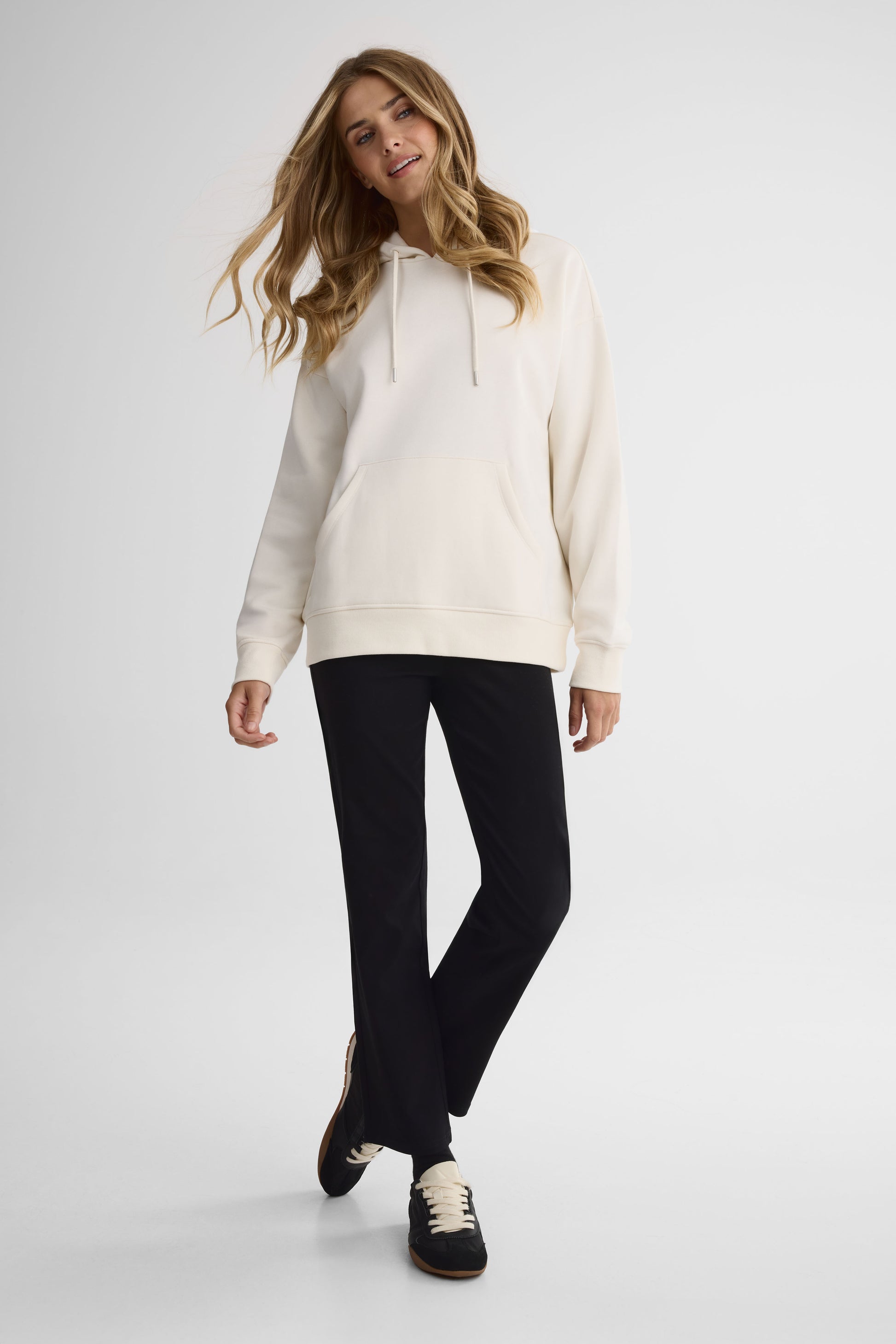 Chandail ouaté à capuchon – Femme && BLANC CASSÉ