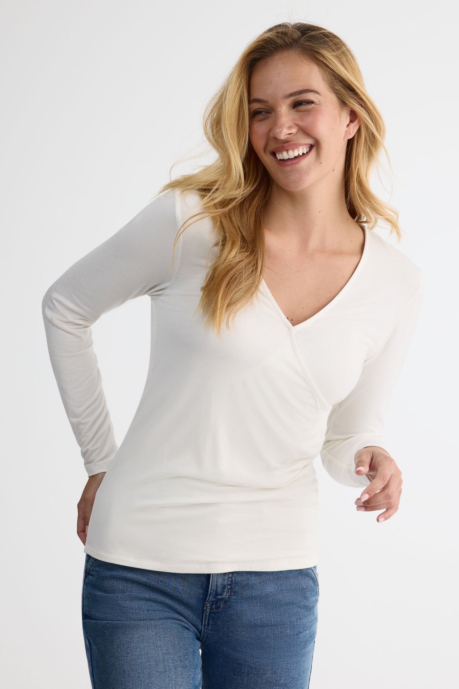 Chandail léger col cache-cœur ajusté – Femme && BLANC CASSÉ