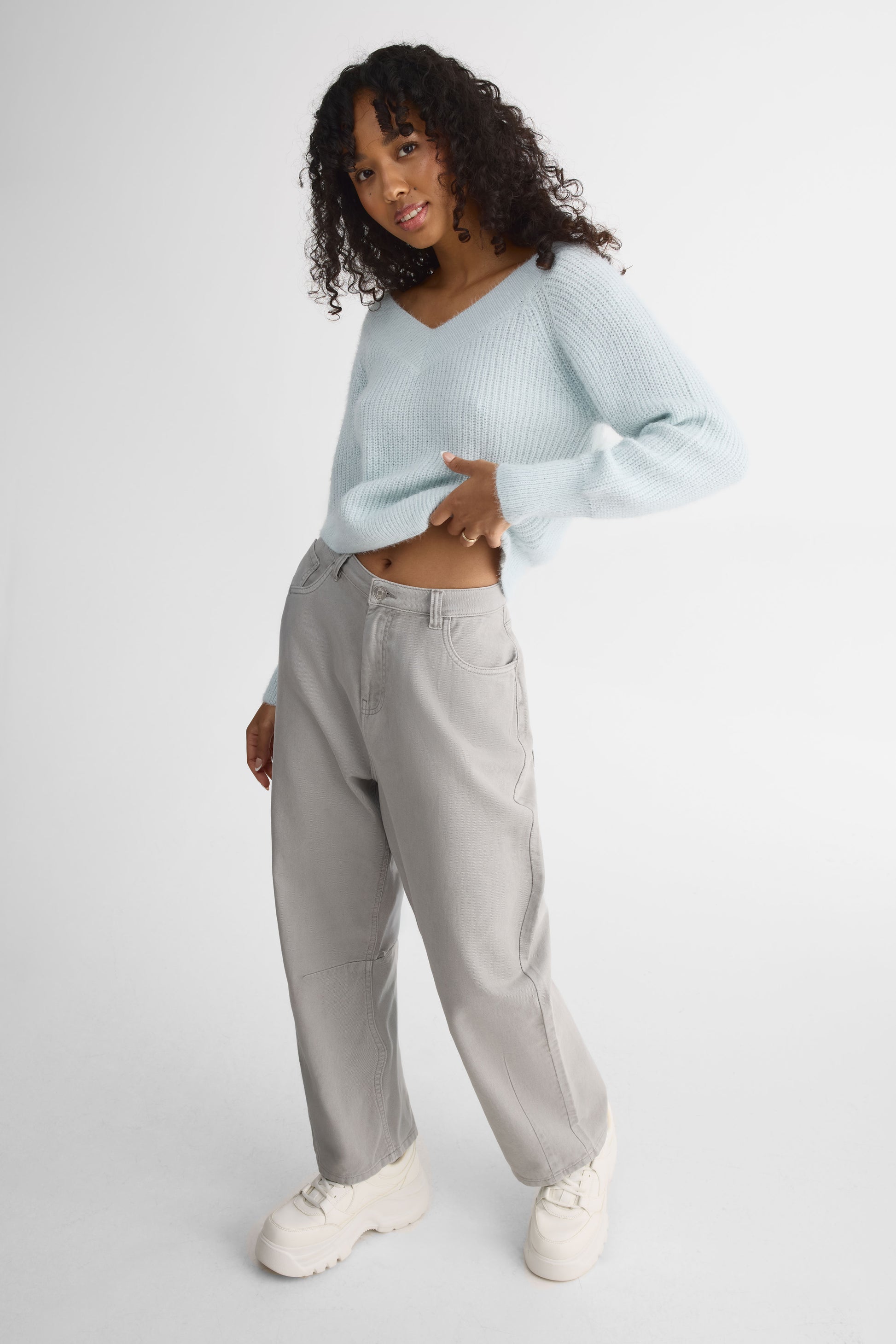 Chandail tricot tondue en col V – Femme && BLEU
