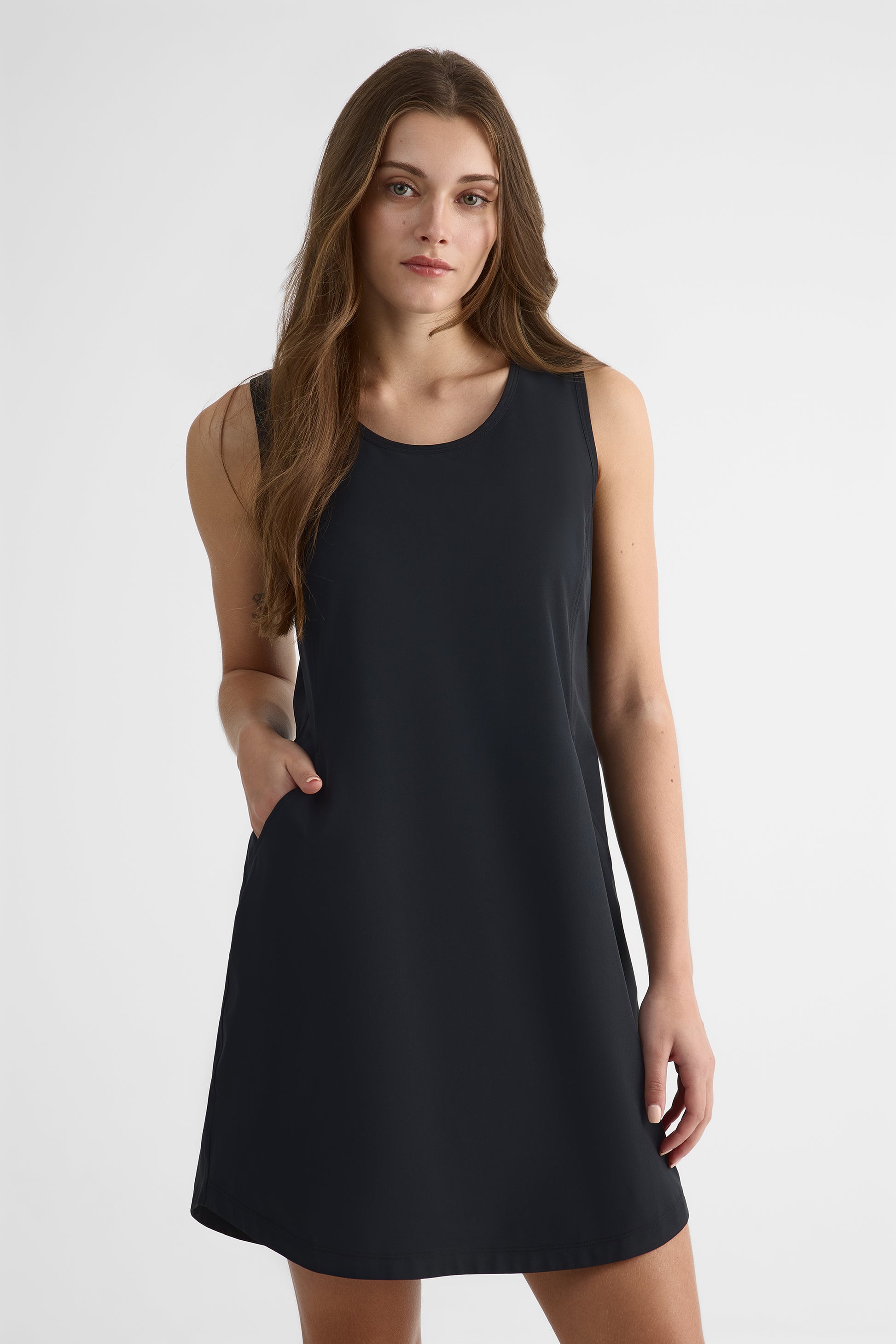 Robe S/manches col rond semi-ajustée - Femme && NOIR