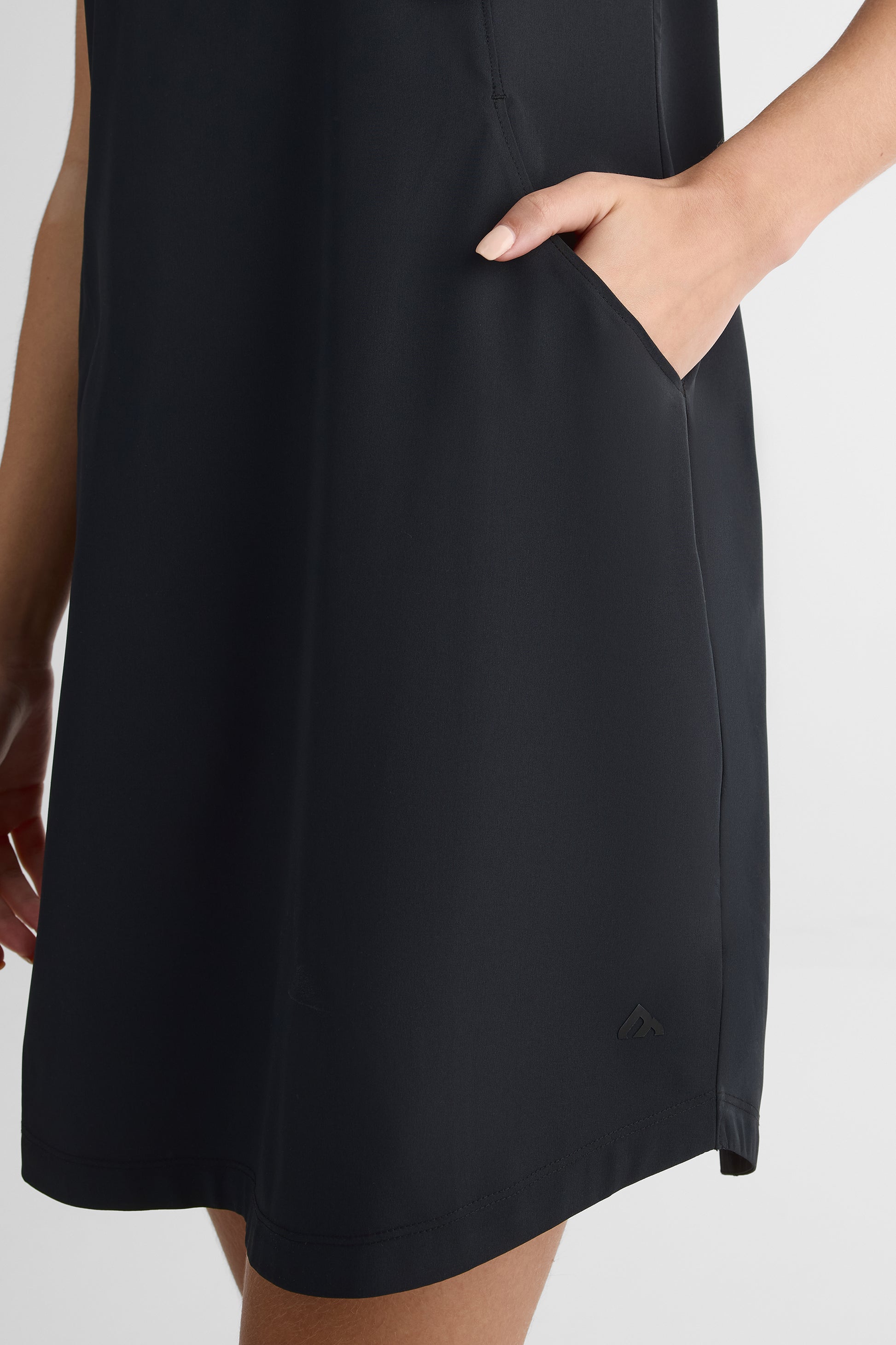 Robe S/manches col rond semi-ajustée - Femme && NOIR