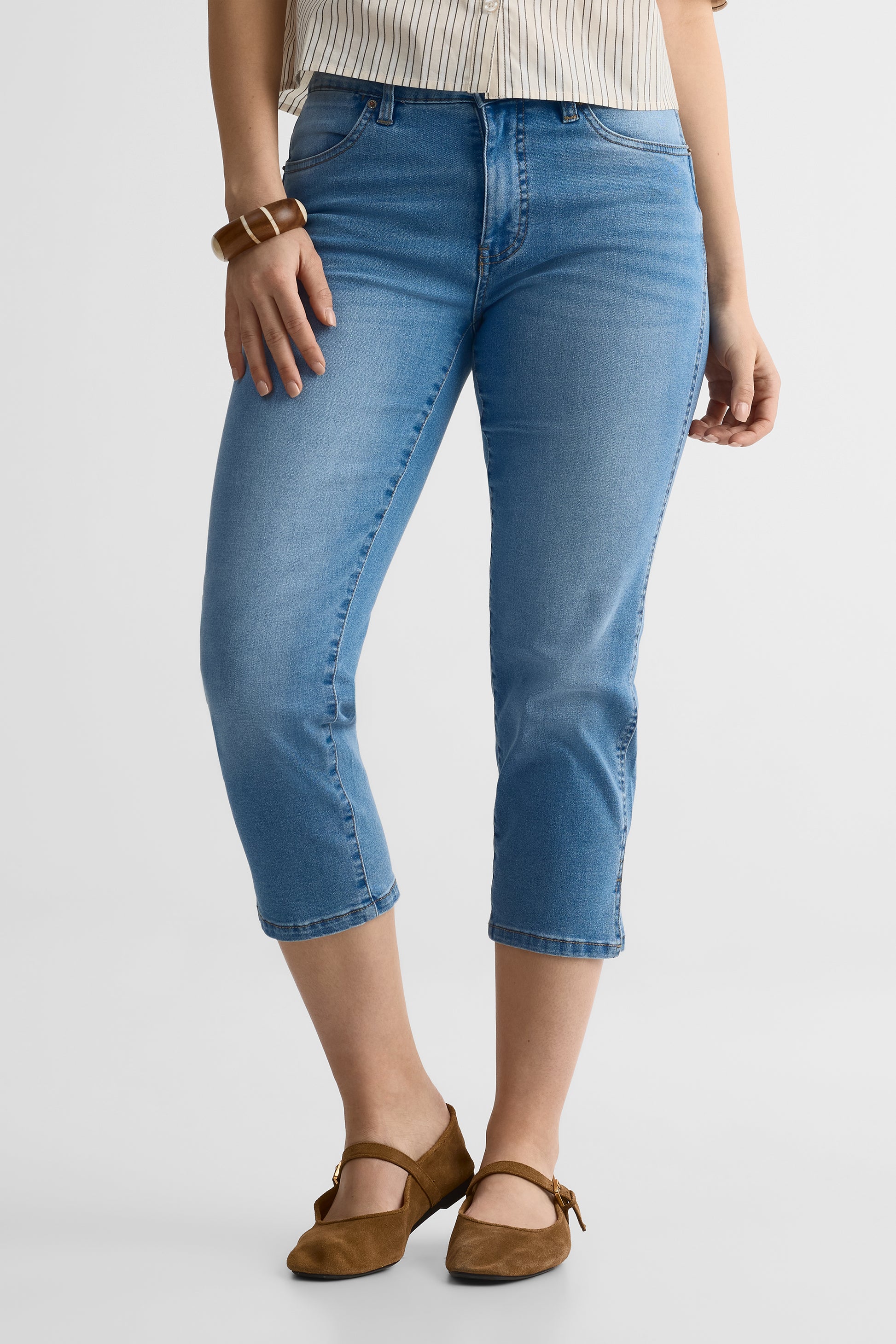 Mid-rise slim fit jeans with slit - Women && DENIM PALE