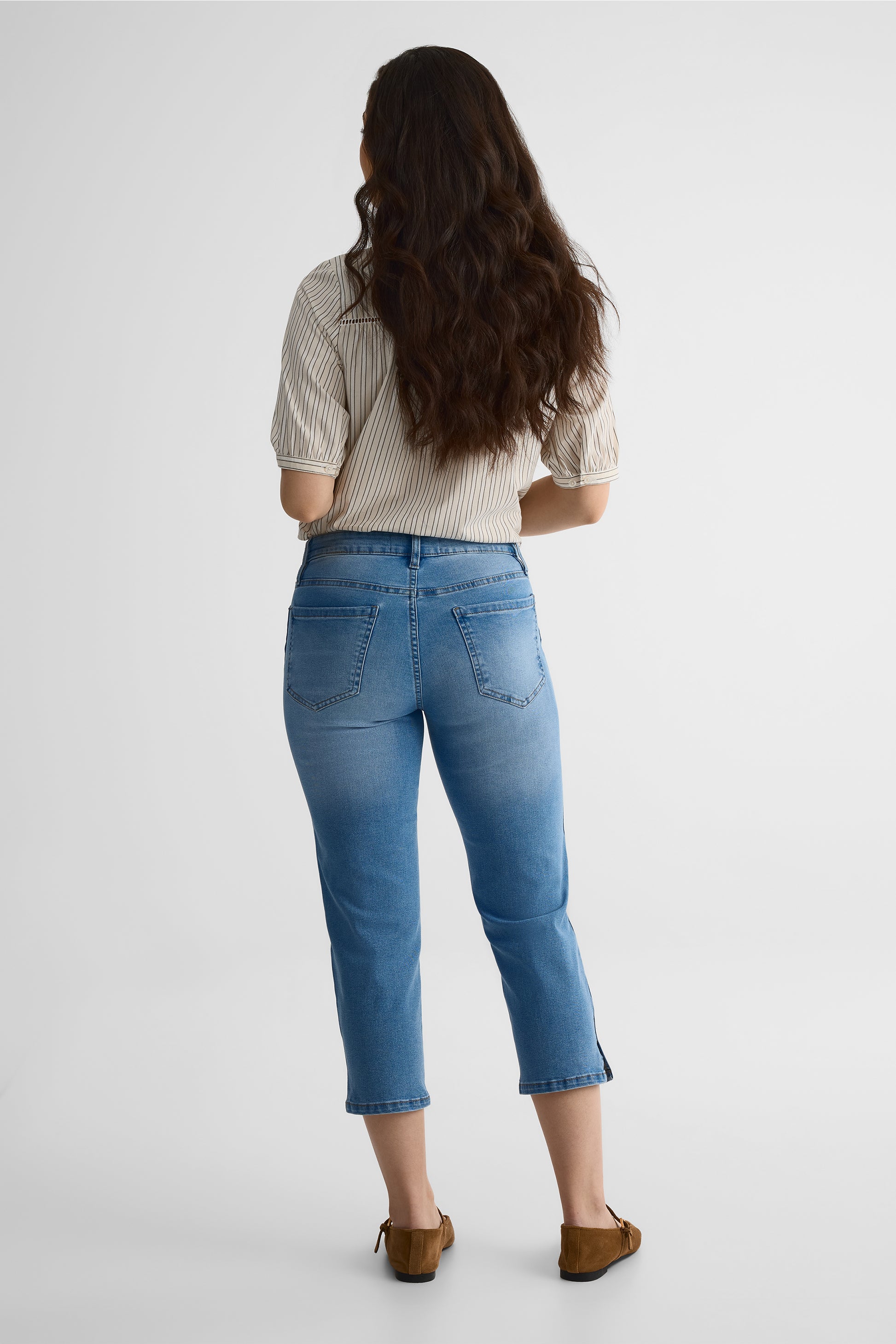 Mid-rise slim fit jeans with slit - Women && DENIM PALE