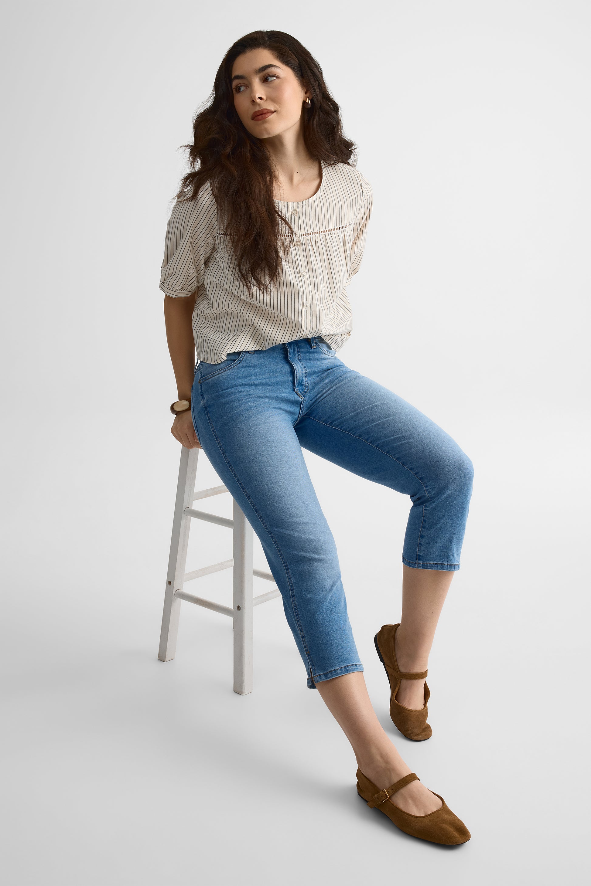 Mid-rise slim fit jeans with slit - Women && DENIM PALE