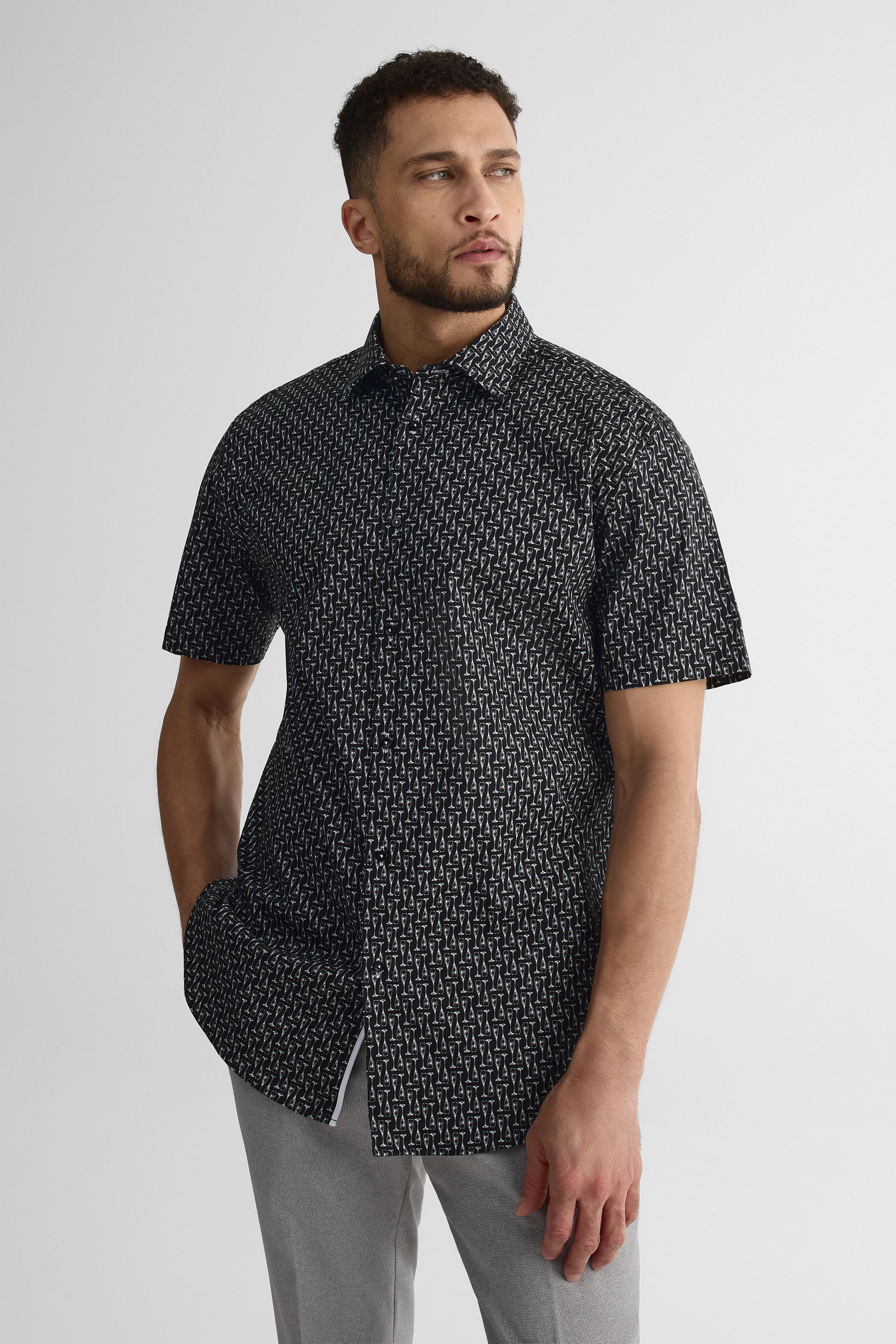 Chemise M/courtes ajustée en popeline stretch - Homme && NOIR