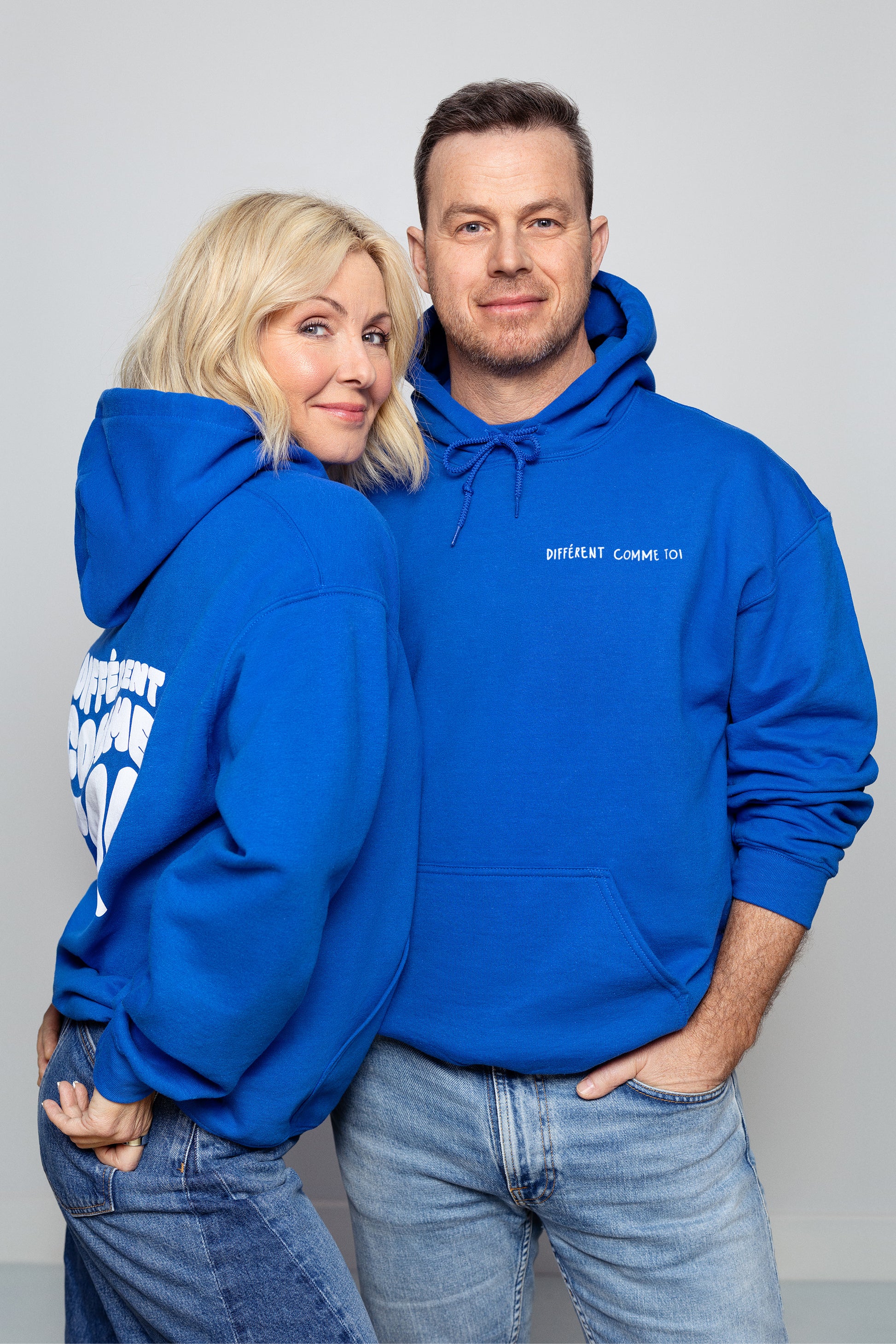 Chandail à capuchon ouaté unisexe à slogan, Différent comme && BLEU