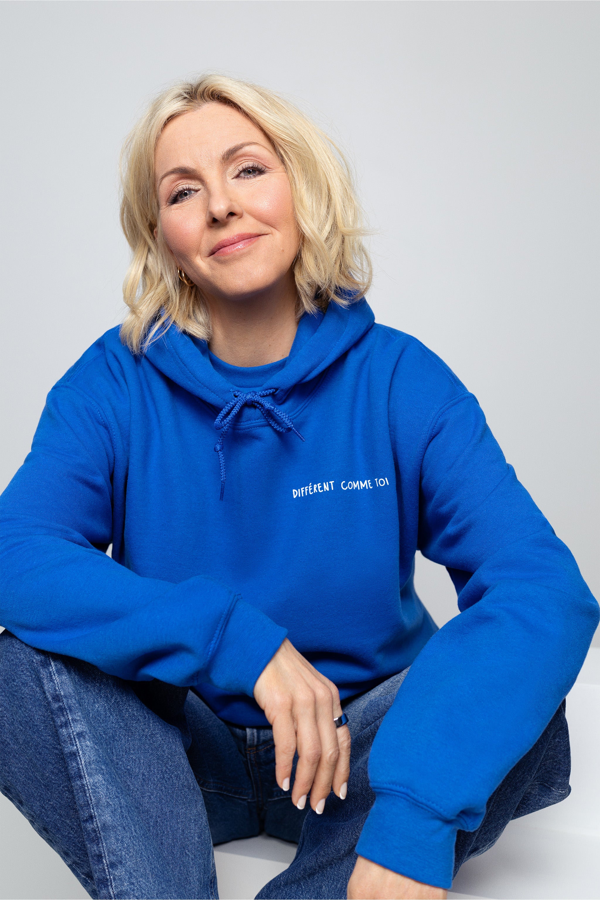 Chandail à capuchon ouaté unisexe à slogan, Différent comme && BLEU
